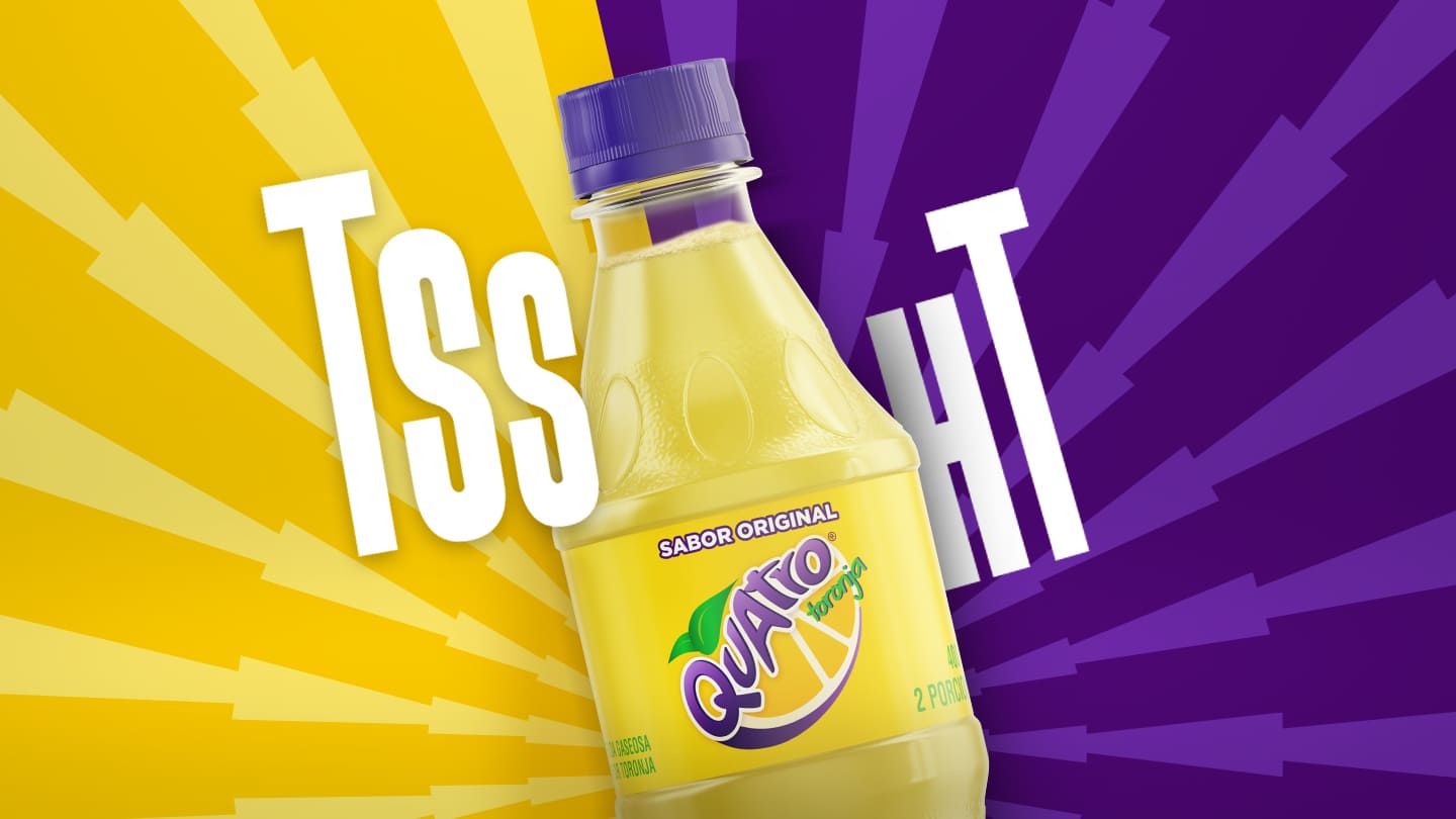 Banner de Quatro. Fondo de color mitad amarillo mitad violeta, con una botella de Quatro al frente y entre el fondo y la botella se lee "Tsssht"