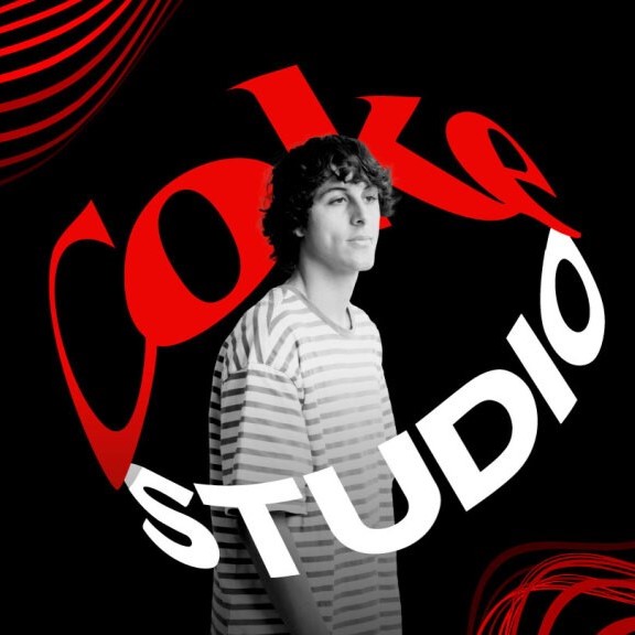 El cantante Jaze envuelto en el logo de Coke Studio. Detrás, un fondo negro con lineas onduladas rojas.