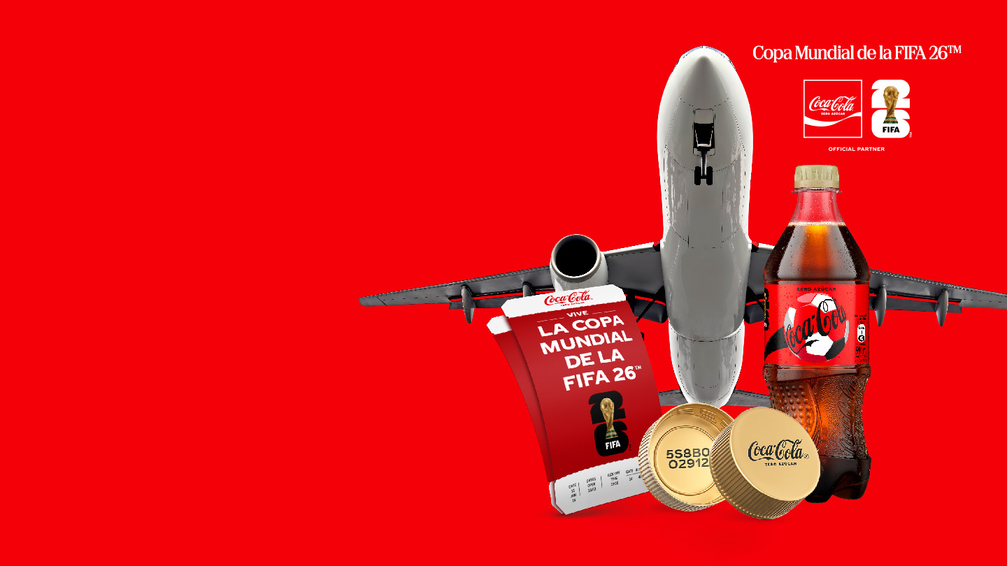 Promoción de Coca-Cola para la Copa Mundial de la FIFA 2026™. Se observa un avión, dos boletos y dos tapas doradas.