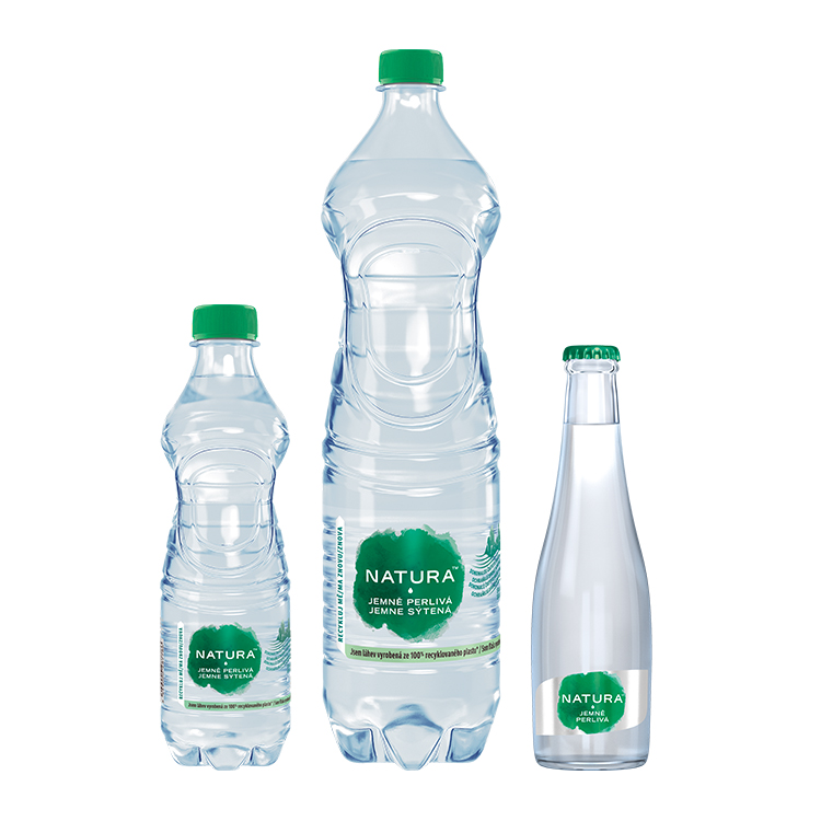 Tři láhve nesycené Natura jemně perlivá: dvě plastové různých velikostí a jedna skleněná, na bílém pozadí.