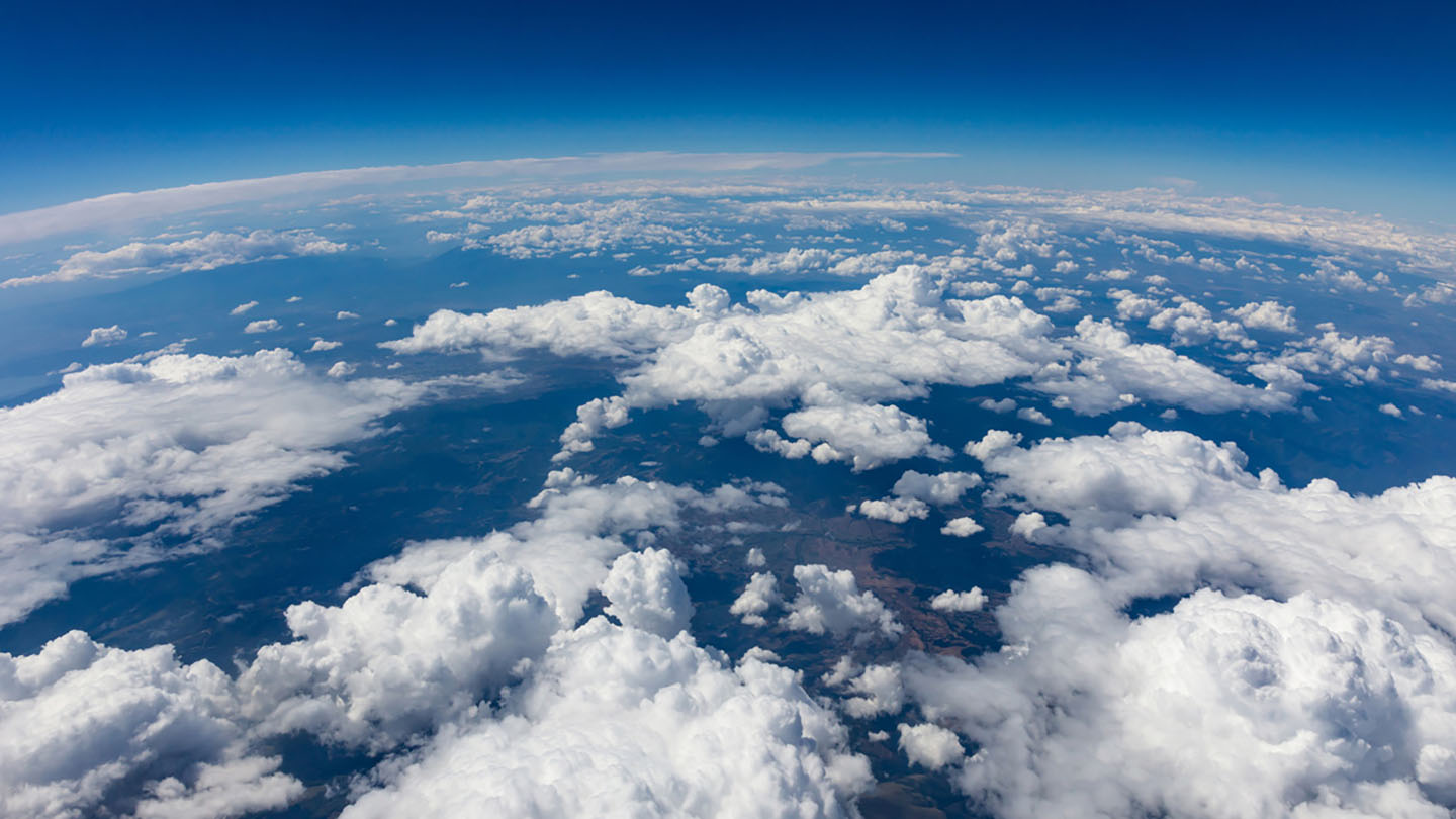 Pohled z ptačí perspektivy na oblohu z výšky