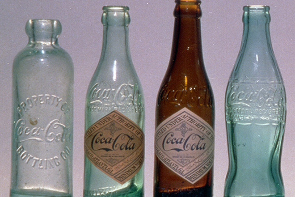 Glasflaschen Coca‑Cola, historische Aufnahme