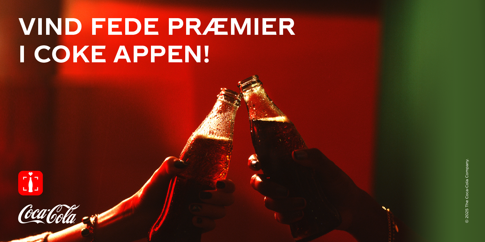 Nærbillede af to personers hænder, der jubler med Coca-Cola-glasflasker