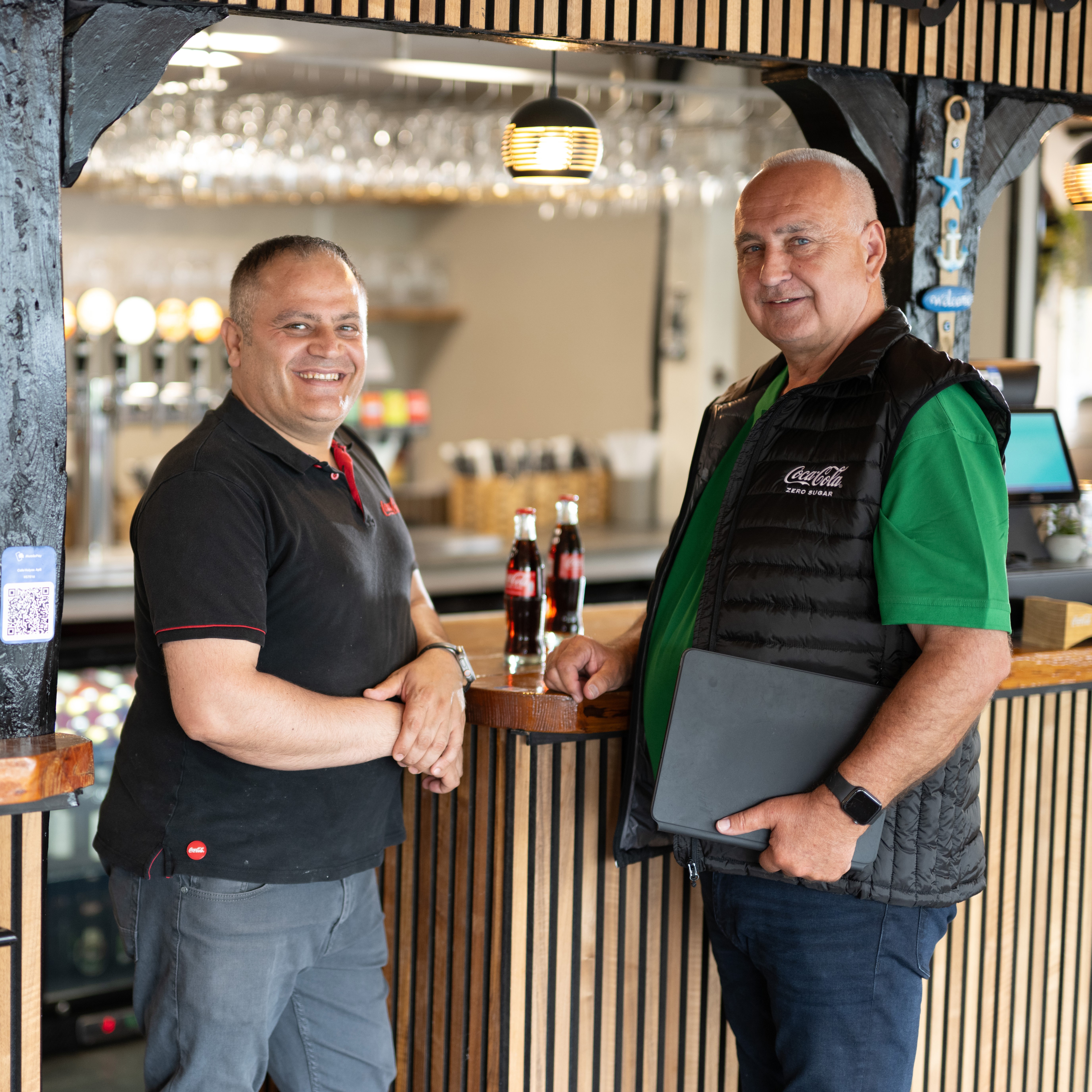 Sælger i bar med kunde.