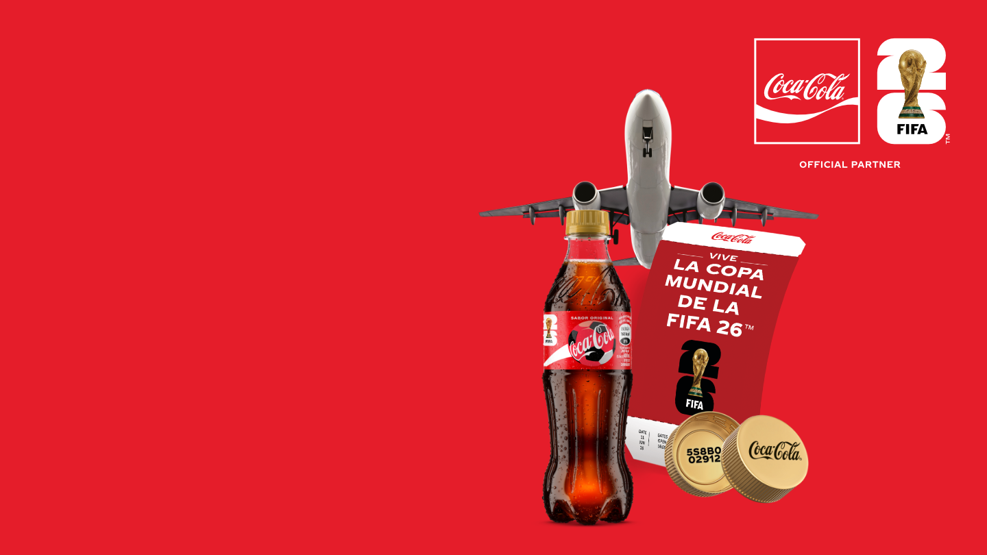 Un anuncio de Coca-Cola sobre un fondo rojo intenso, promocionando la oportunidad de ganar viajes dobles a la Copa Mundial de la FIFA 26™. La imagen ilustra tres pasos clave con iconos e incluye los logos de Coca-Cola y FIFA 26™ más texto informativo.