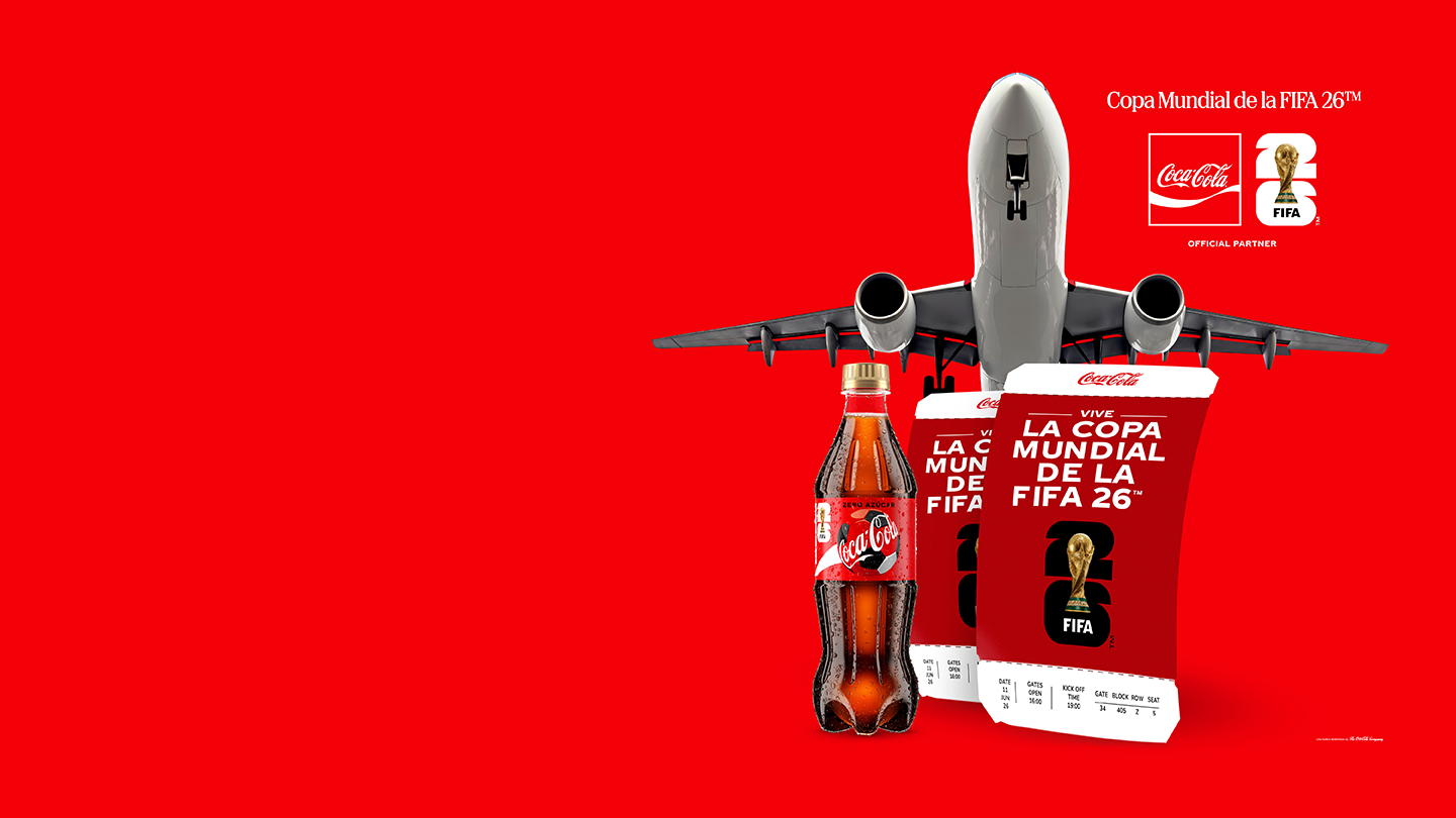 Promoción de Coca-Cola para la Copa Mundial de la FIFA 2026™. Se observa un avión, boletos y una botella de Coca-Cola Zero-Azúcar.