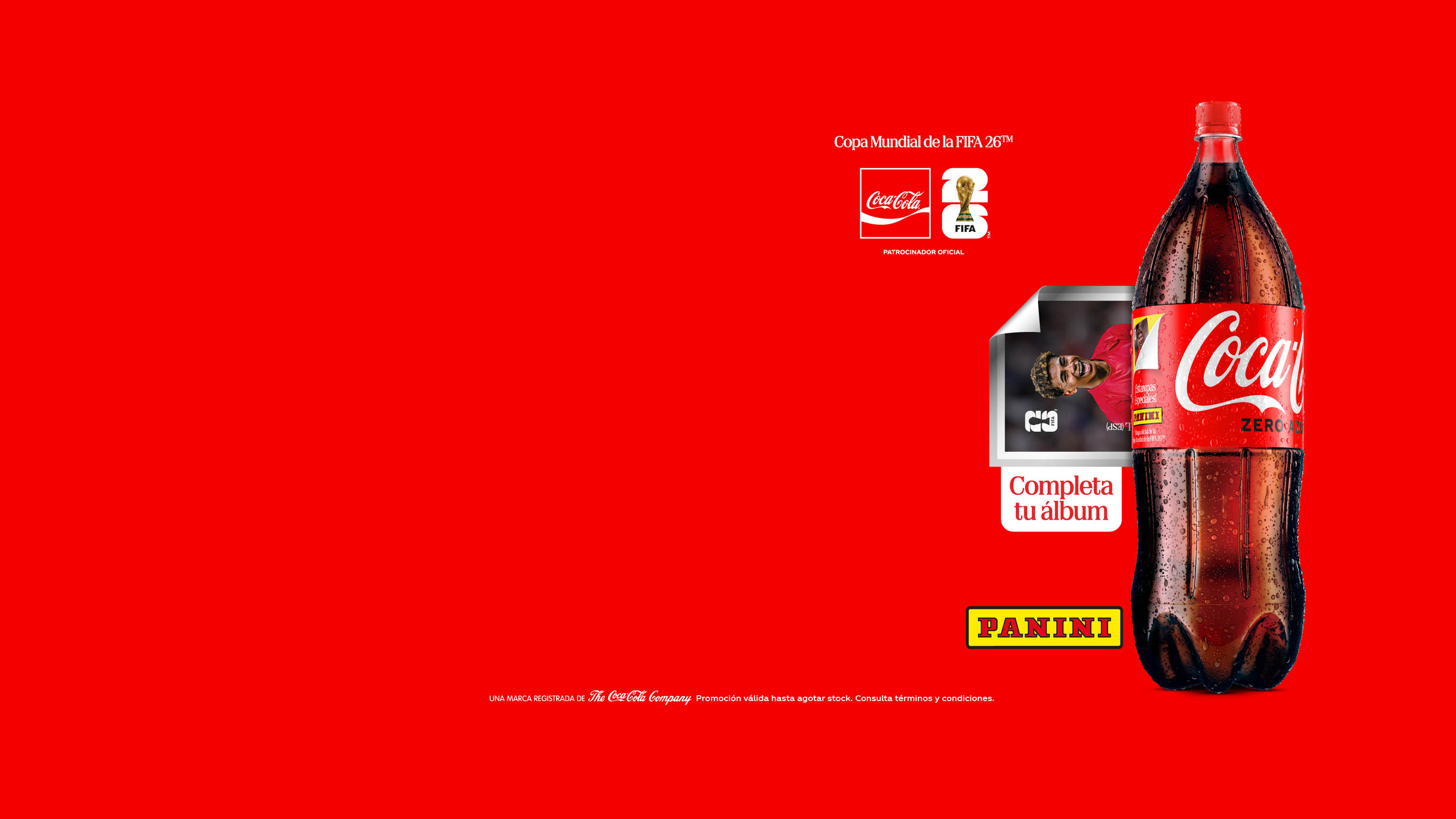  Botella de Coca-Cola Sabor Original revelando sticker físico debajo de la etiqueta.