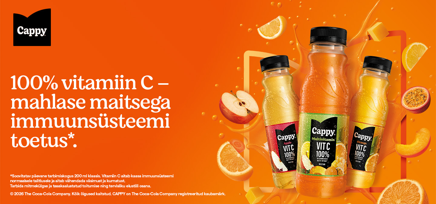  Õnnelik Cappy Orange pudel kätega. Taustal on lõigatud apelsiinid ja laud puidust.