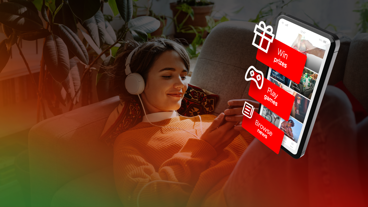 Een vrouw die ontspannen op een bank ligt, met witte koptelefoon op en een smartphone in haar handen. Op het scherm van de telefoon zijn rode iconen en teksten zichtbaar, zoals een cadeautje, een beker en andere afbeeldingen. De achtergrond is deels vervaagd met een groen-rode gloed.