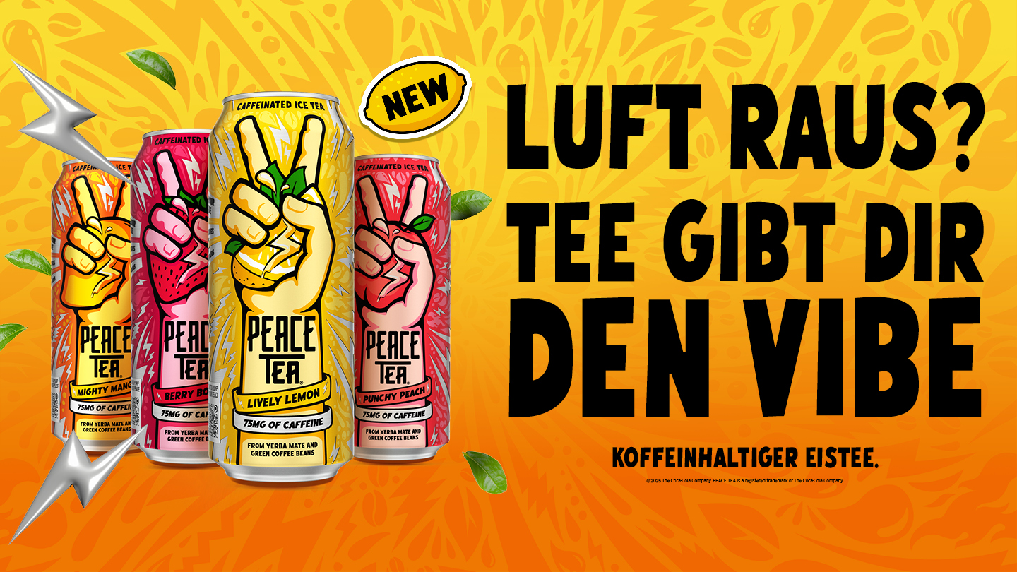 Werbegrafik mit gelb-orangem Hintergrund und vier Dosen „Peace Tea“ in den Sorten Mighty Mango, Berry Boogaloo, Lively Lemon und Punchy Peach. Jede Dose zeigt eine gezeichnete Hand im Peace-Zeichen mit grünen Blättern. Darüber ein gelbes „NEW“-Label. Rechts in großen schwarzen Buchstaben: „LUFT RAUS? TEE GIBT DIR DEN VIBE“. Darunter der Hinweis „Koffeinhaltiger Eistee“.