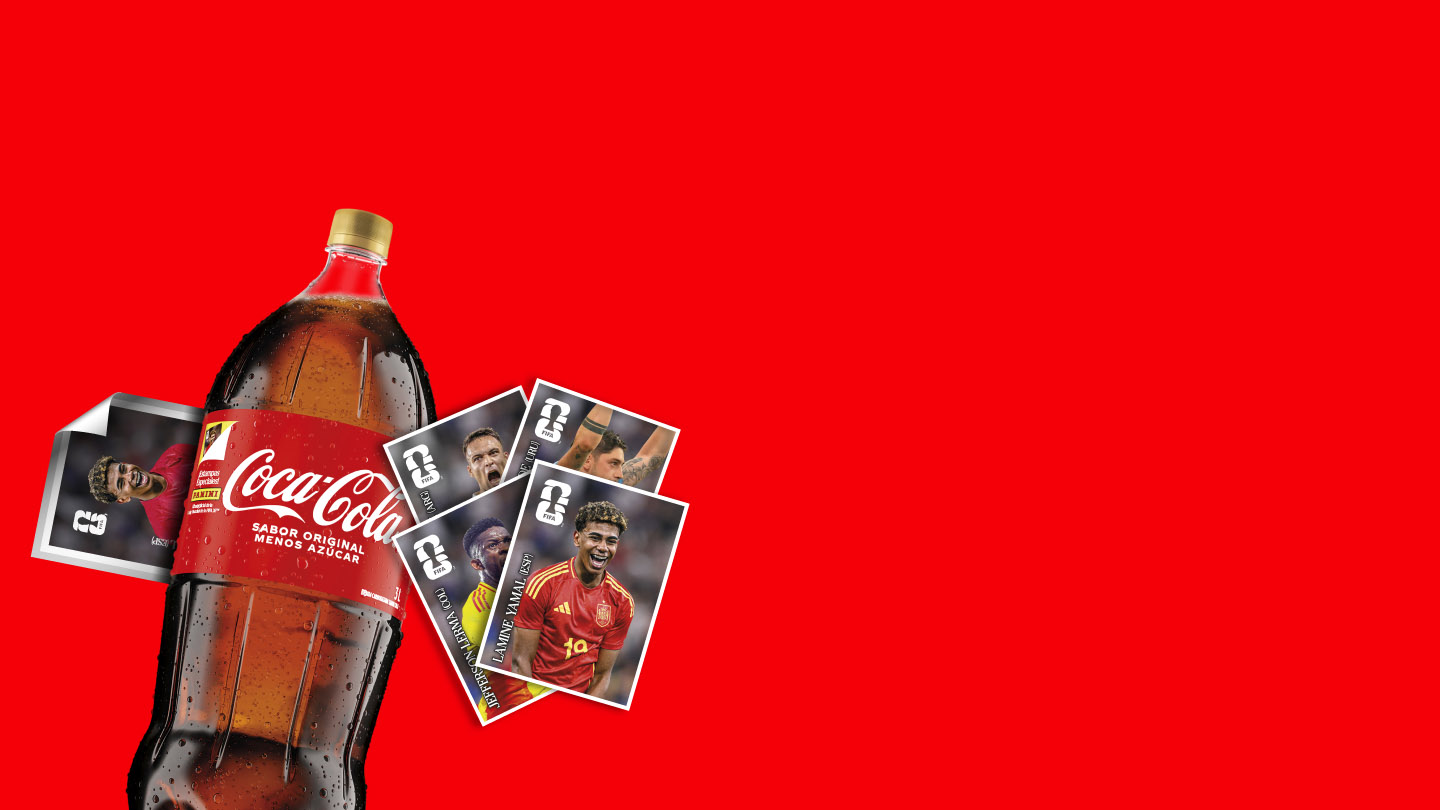 Botella de Coca-Cola Sabor Original revelando láminas físicas debajo de la etiqueta
