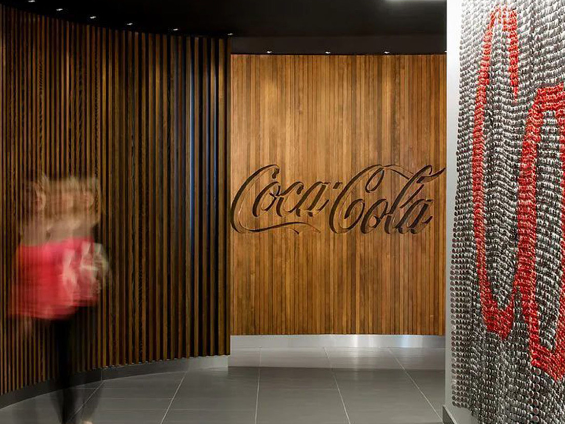 Una mujer camina en un pasillo de las oficinas de Coca-Cola.