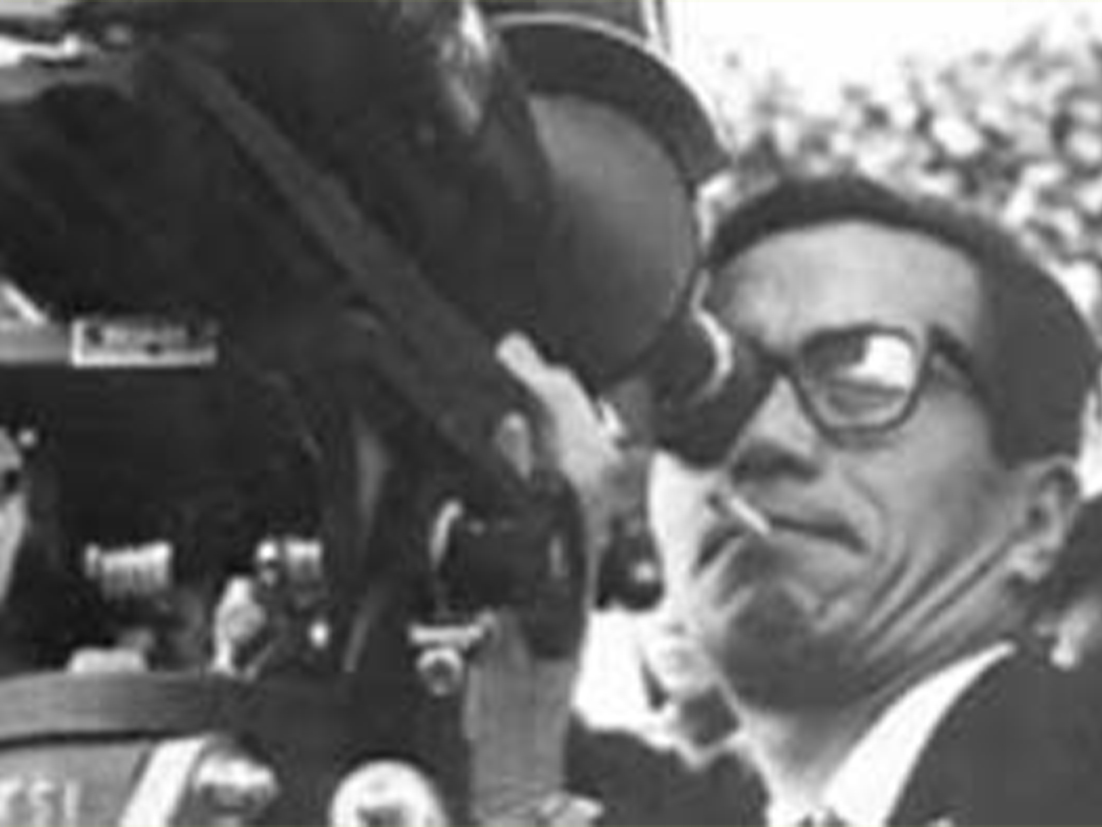 カメラをのぞく映画監督の市川崑