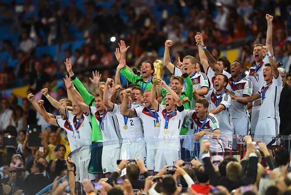 2014 FIFA 브라질 월드컵에서 우승한 독일 선수들이 트로피를 들어올리며 포효하고 있다