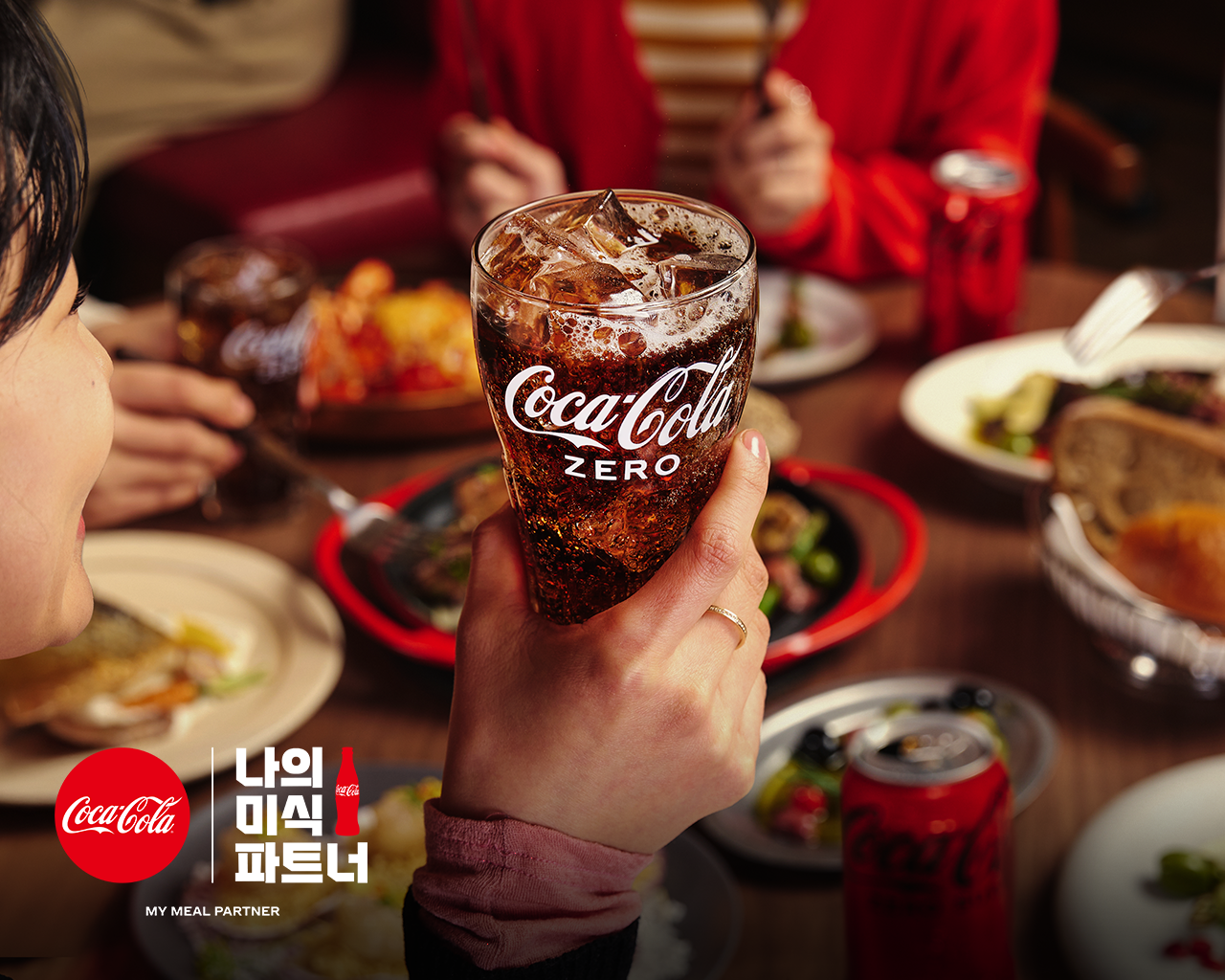 나의 미식 파트너” 신규 포스터. 코카-콜라 제로를 들고있는 에드워드 리 셰프