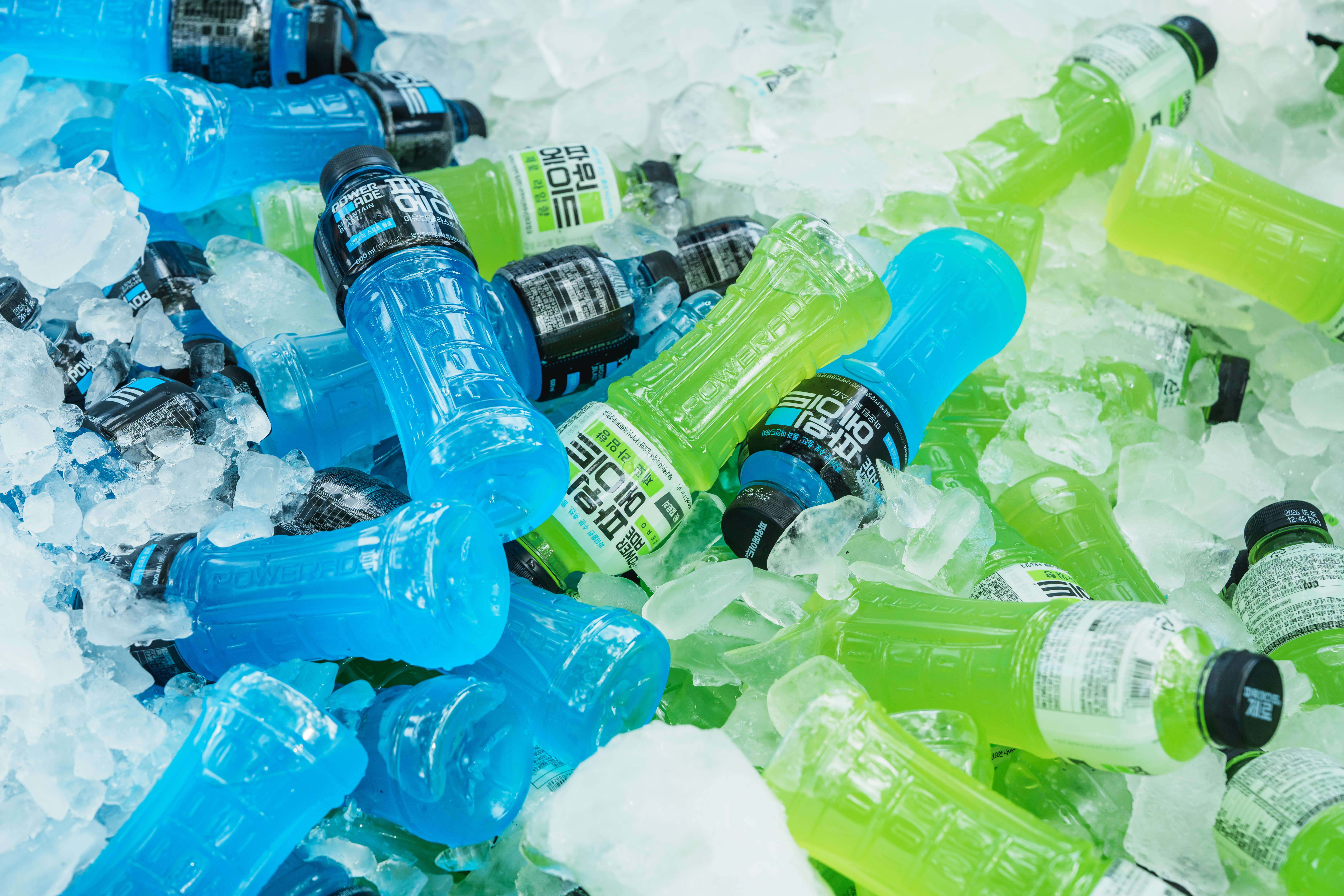 마라톤 대회에 참여한 러너들을 위해 파워에이드가 얼음 위에서 시원하게 준비된 모습