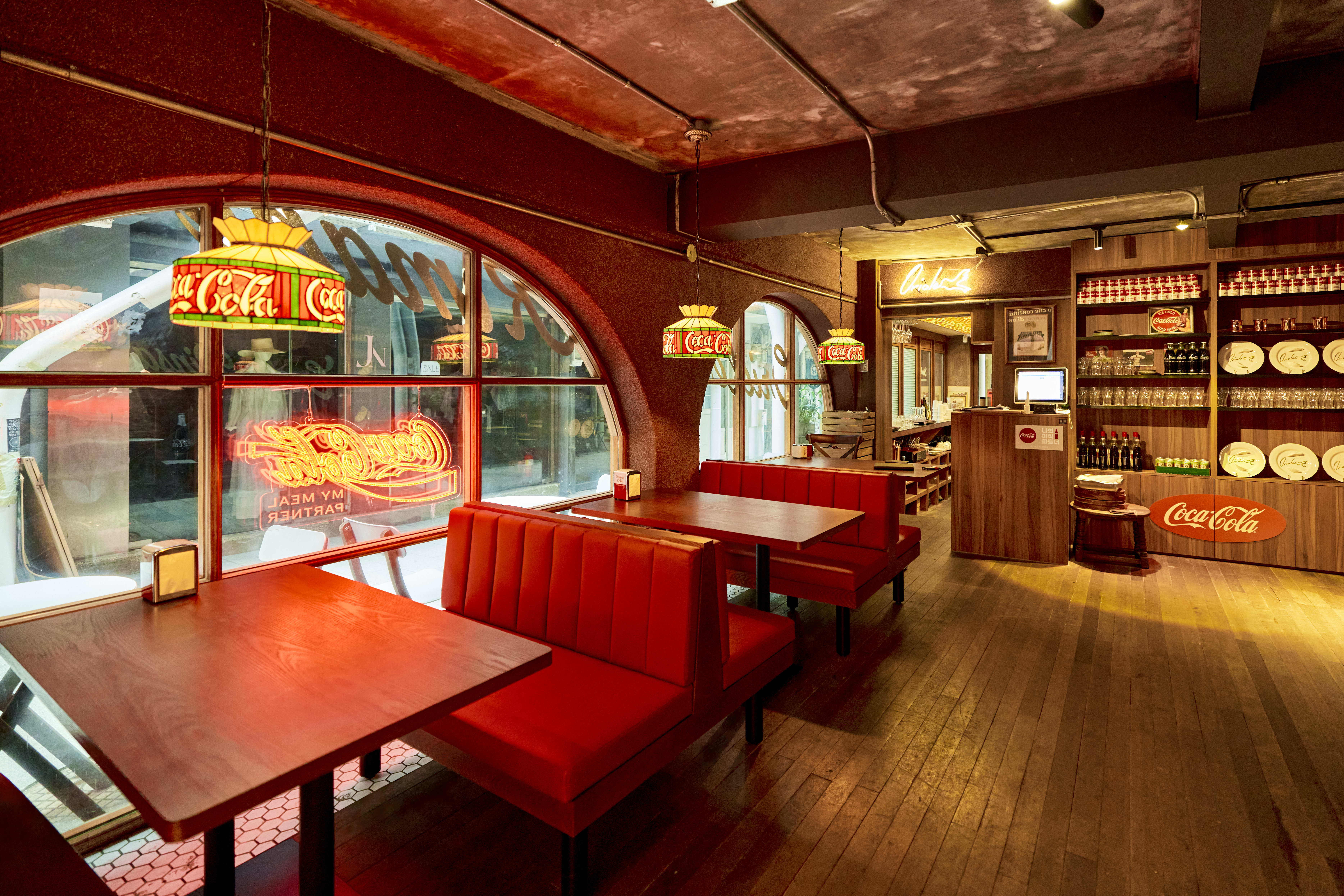 코카-콜라 X 신흥시장 프로젝트 참여 식당, 오리올 남산유원지점 내부 코카-콜라 인테리어