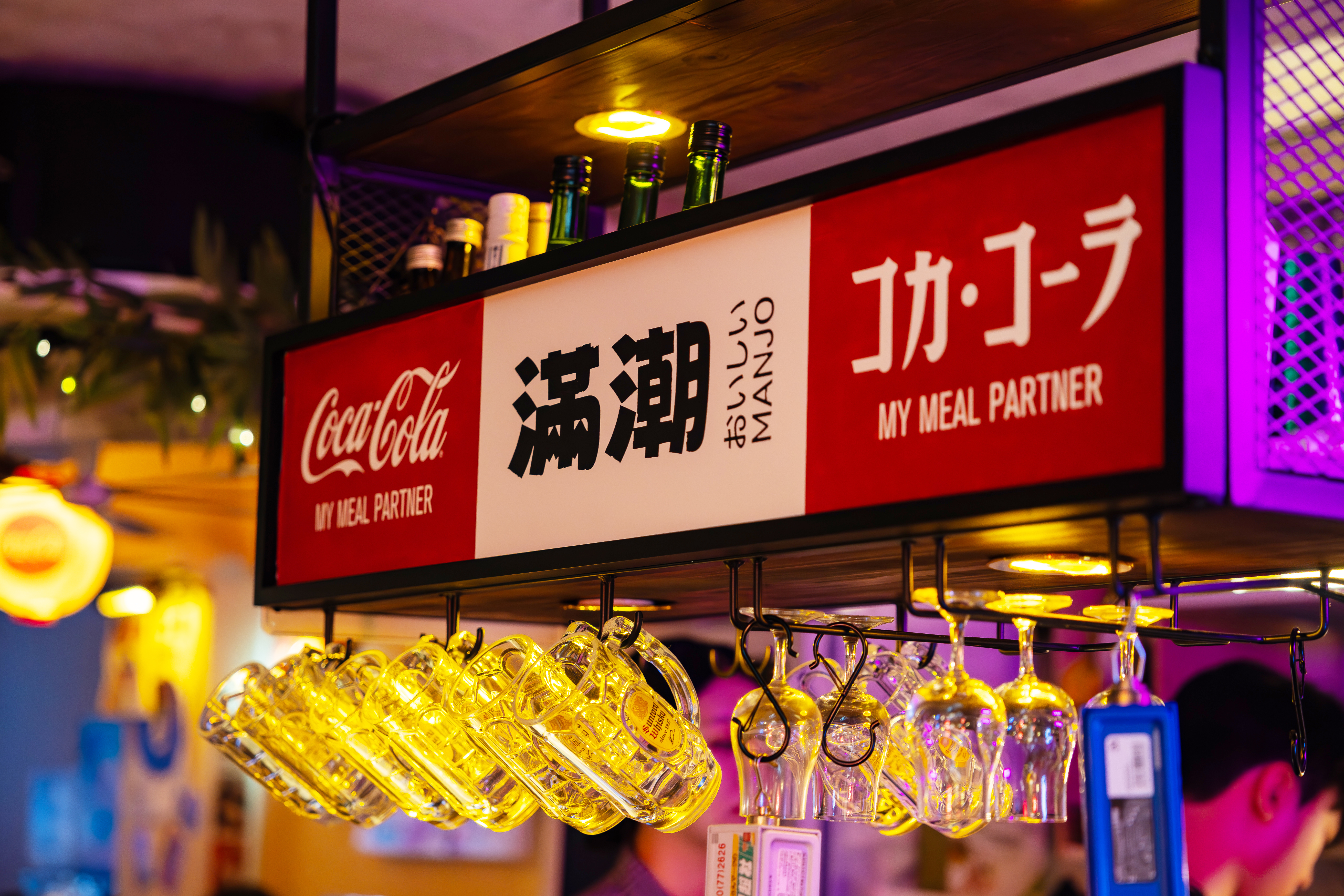 코카-콜라 X 신흥시장 프로젝트 참여 식당, 만조 내부 코카-콜라 인테리어
