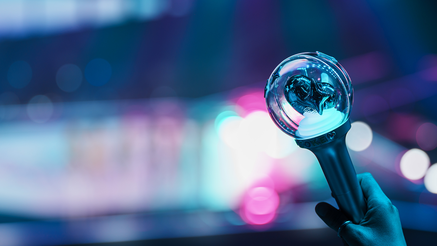 <인기가요> 공연장 무대를 배경으로 K-Wave 응원봉을 들고 있는 손