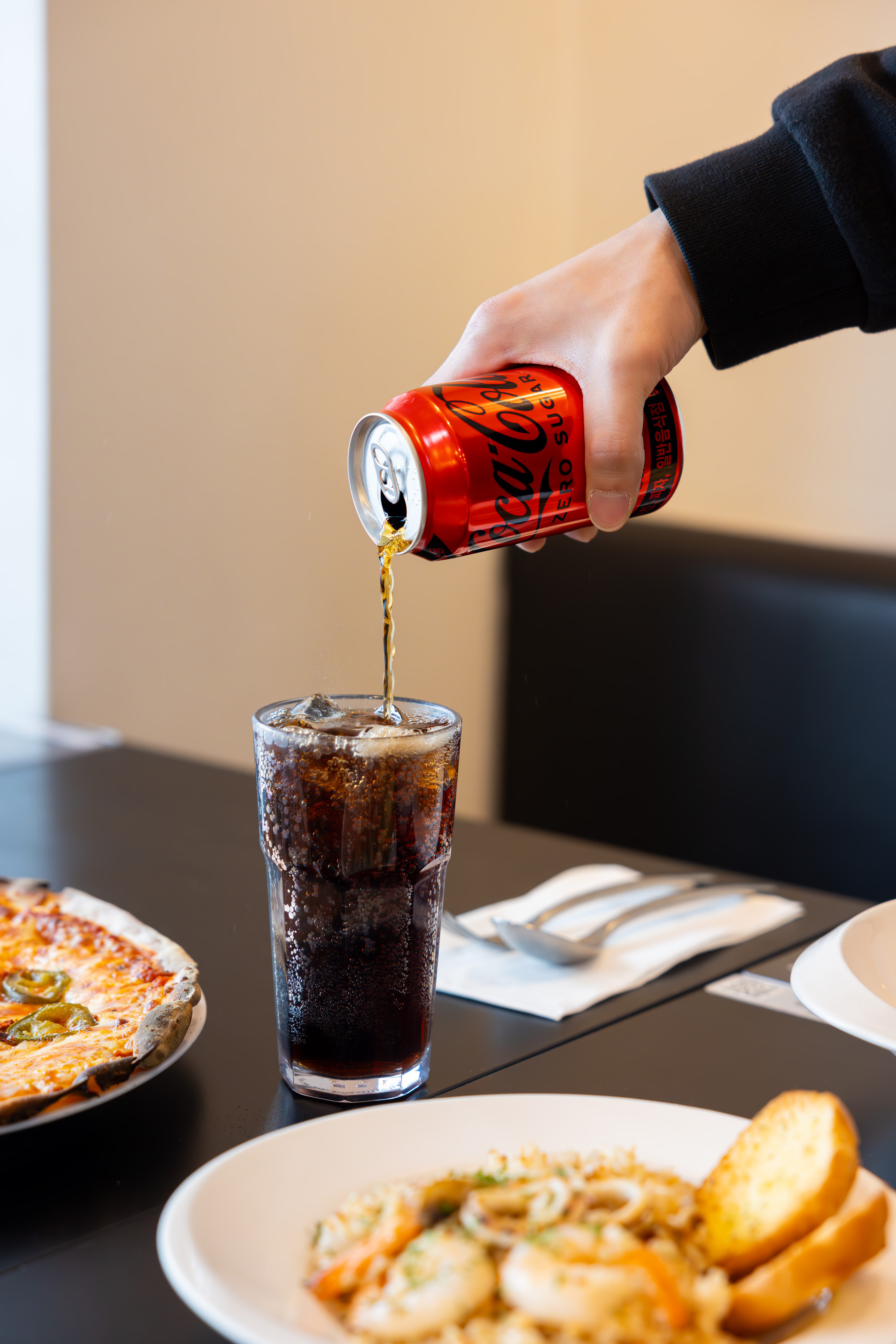 코카-콜라 제로를 따르고 있는 사진