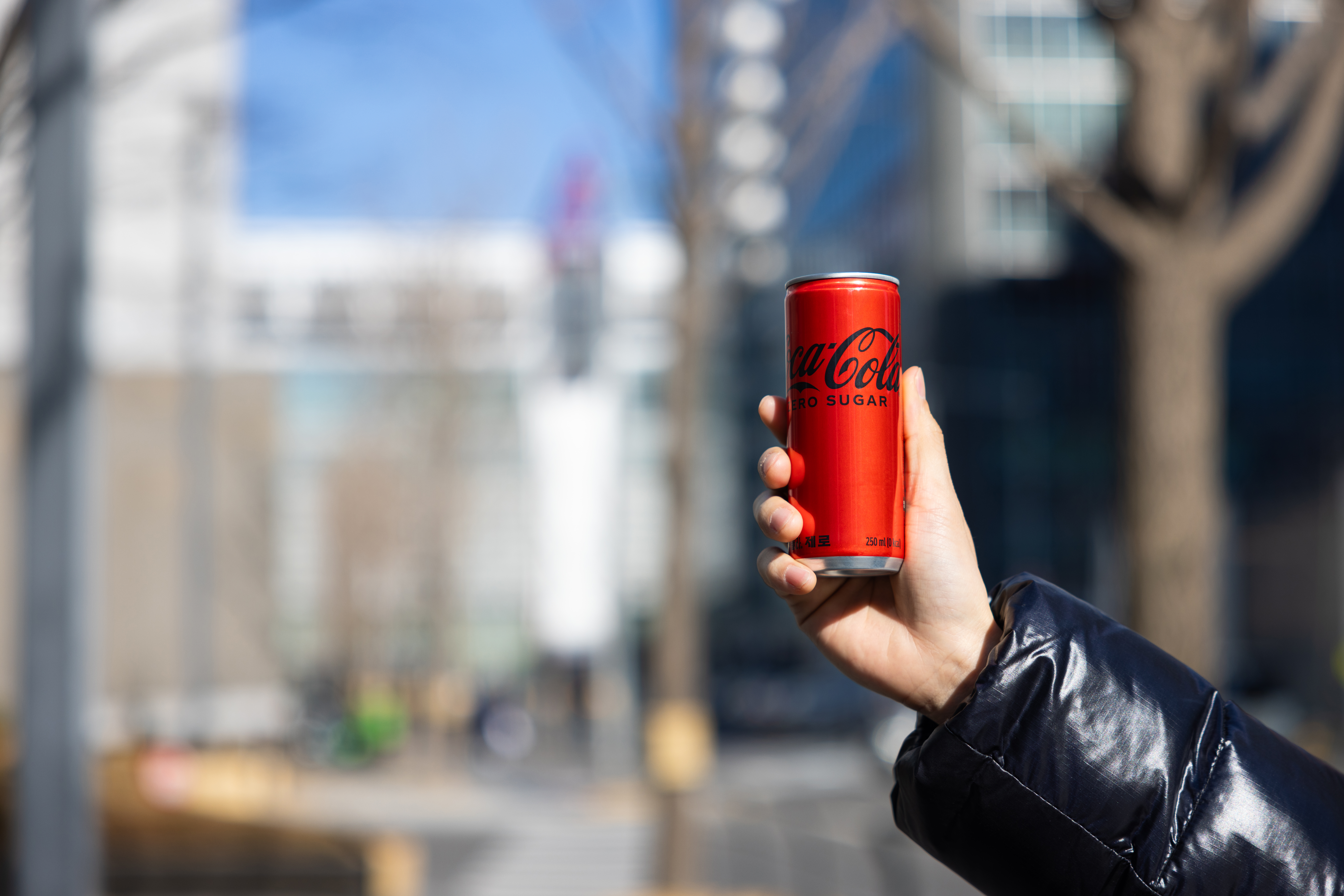 코카-콜라 제로를 들고 있는 사진