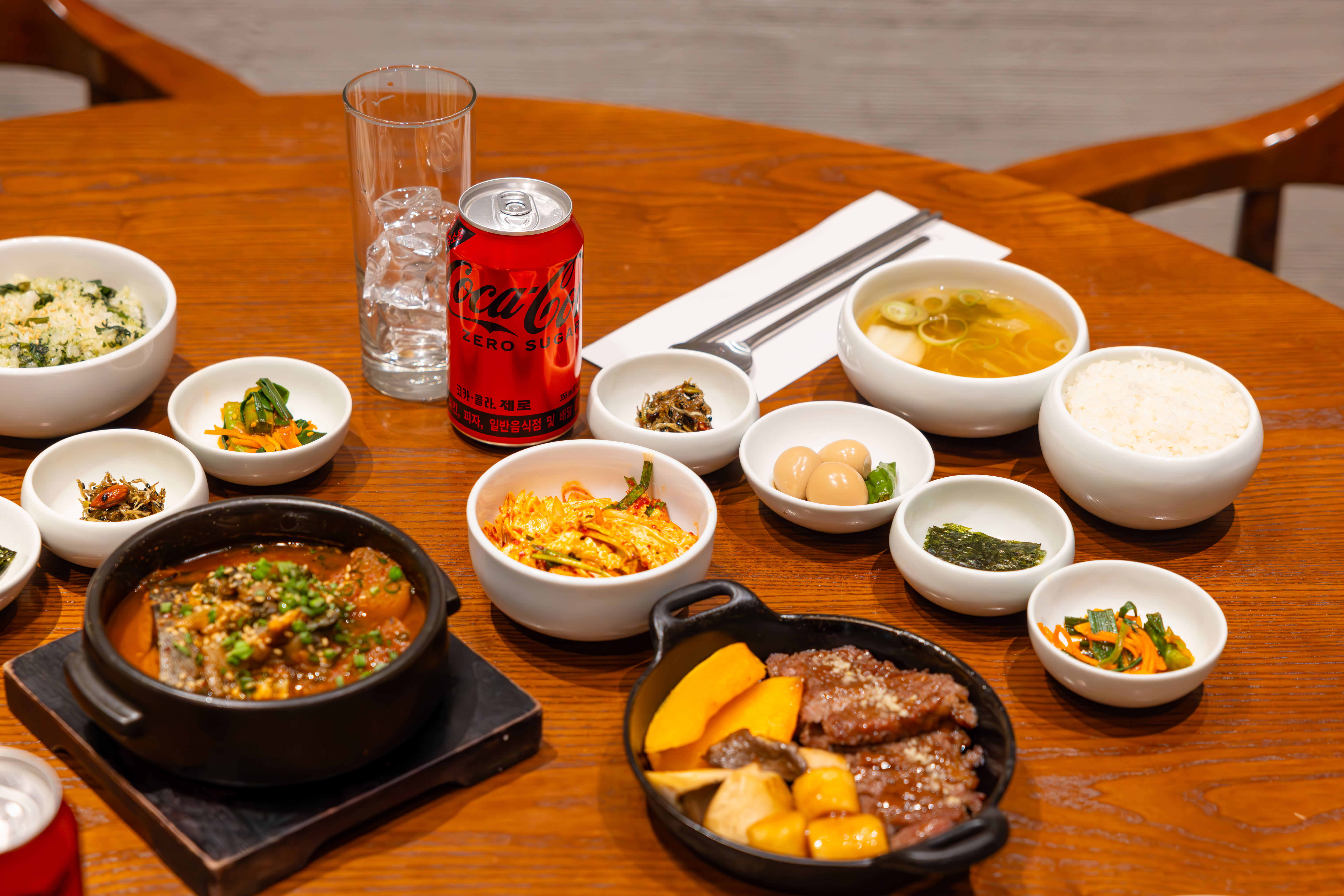 마마리다이닝의 대표메뉴들과 코카-콜라 제로