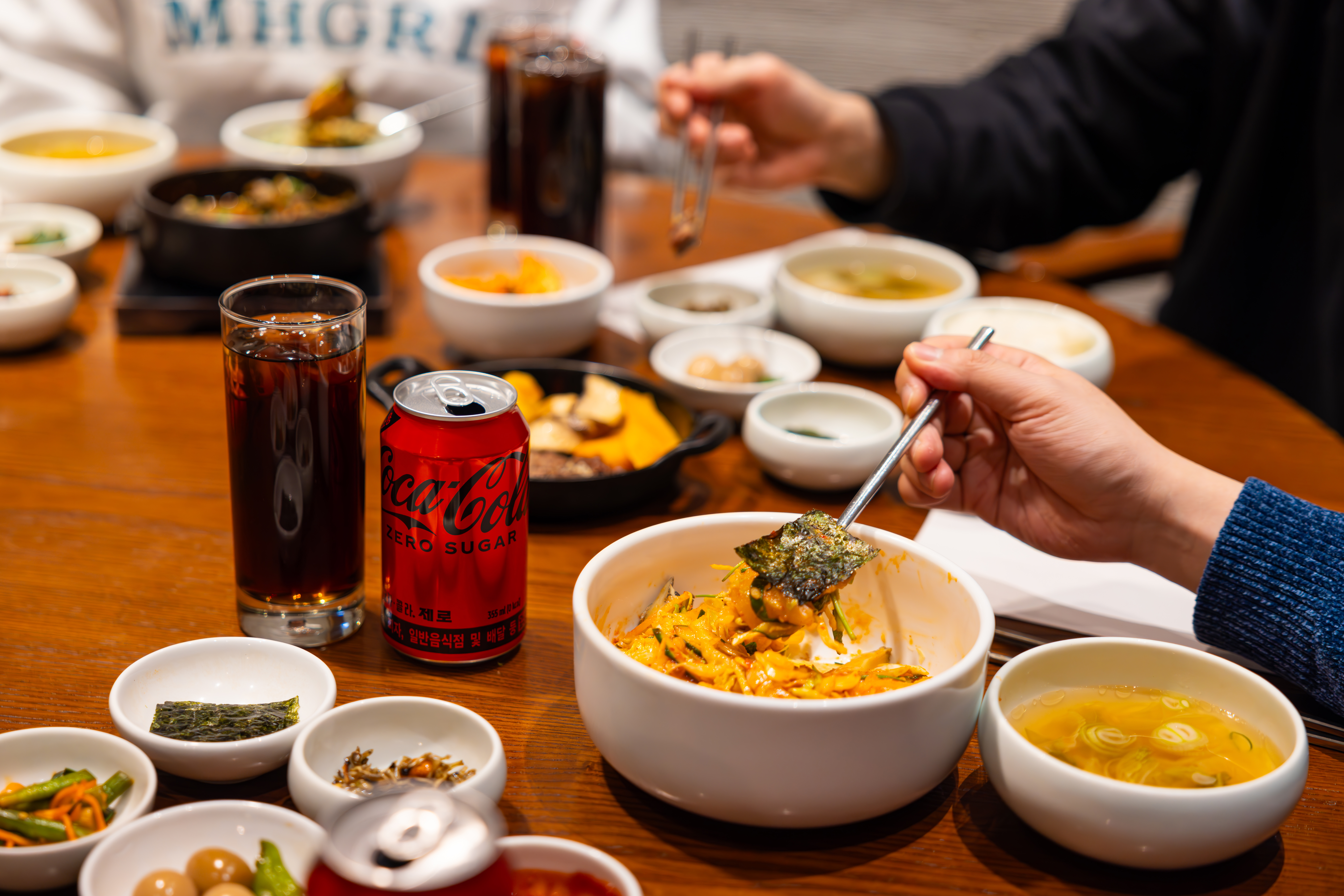 마마리 다이닝의 대표 음식들과 코카-콜라 제로를 함께 즐기는 사진