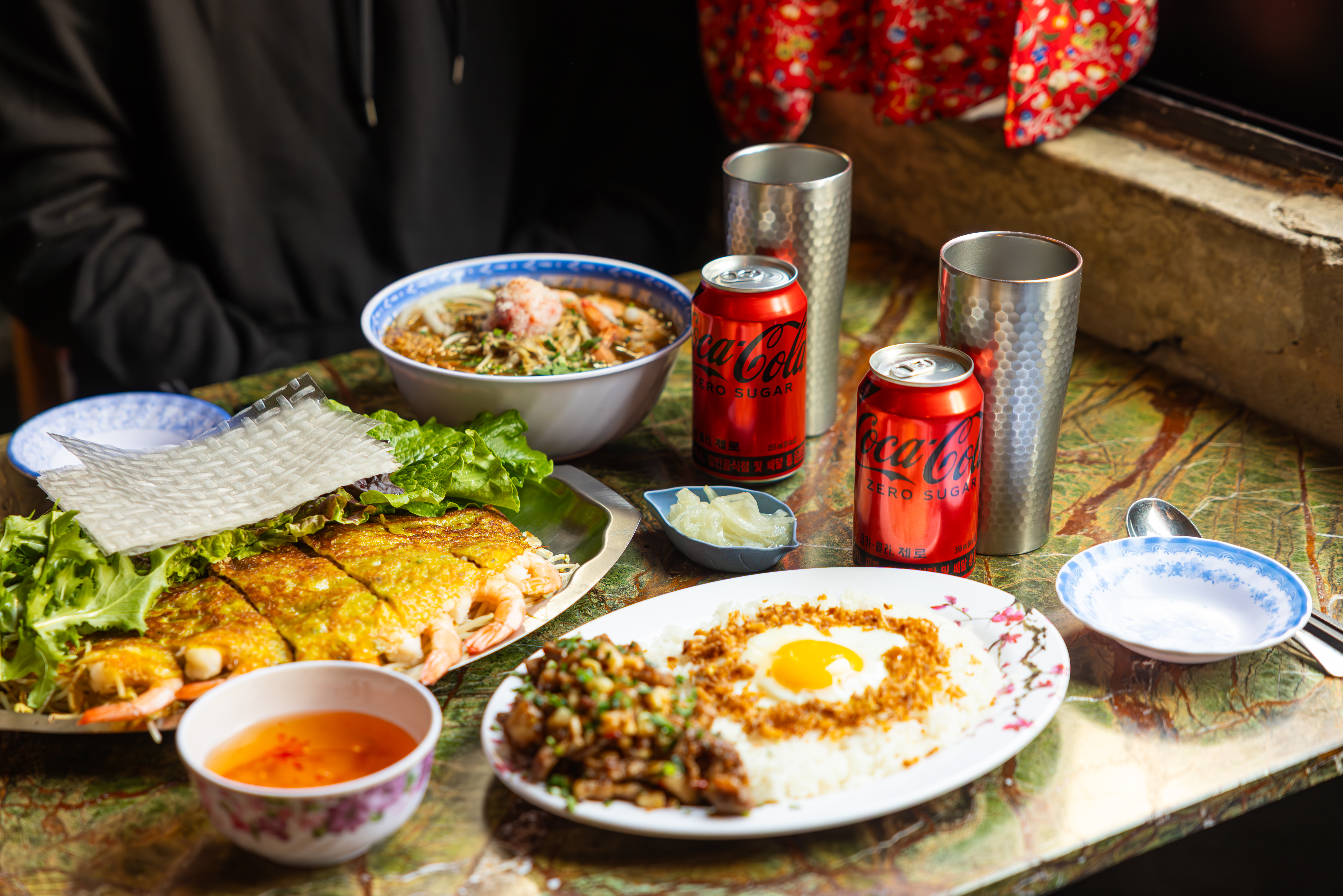 을지깐깐의 대표 메뉴들과 코카-콜라 제로