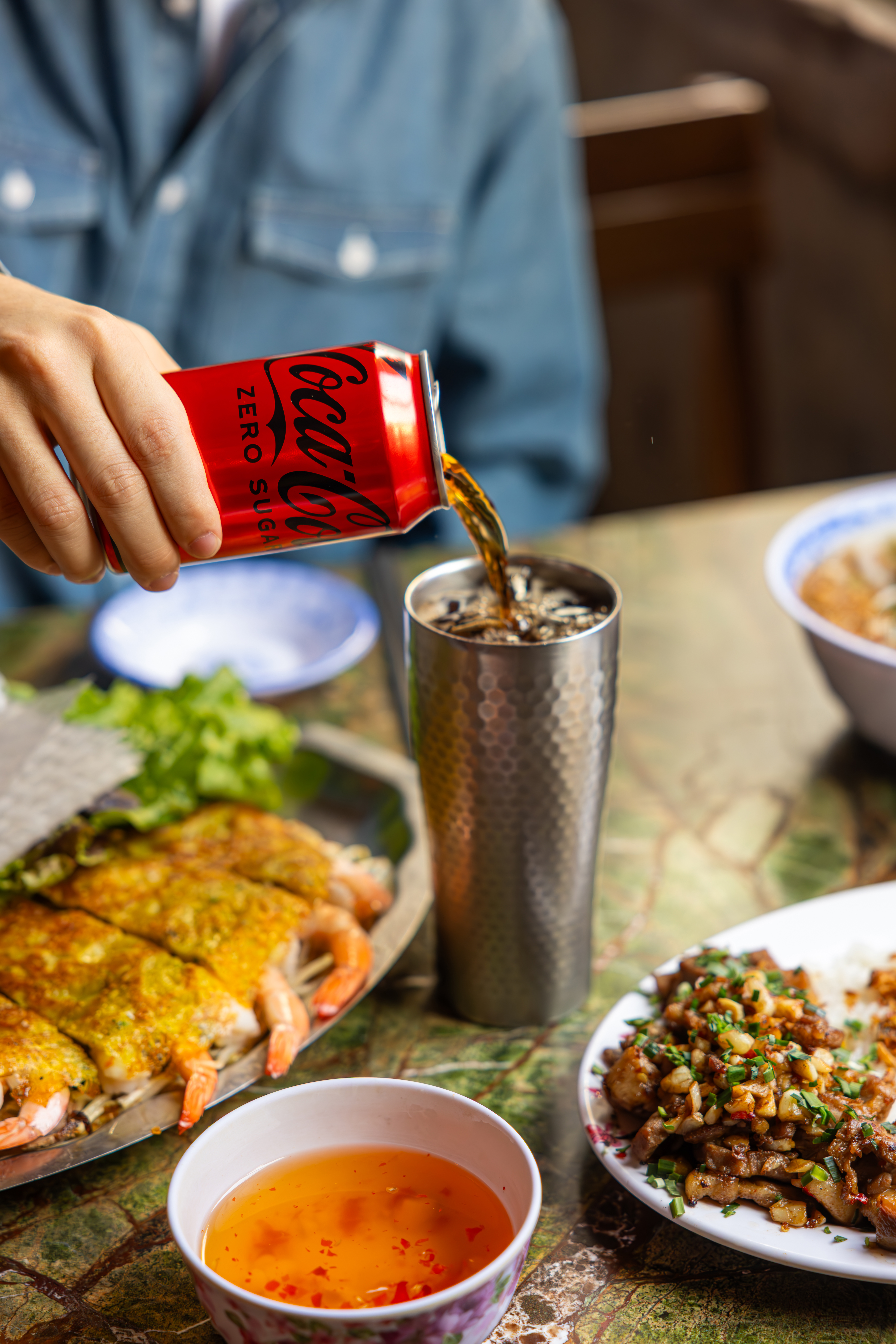 을지깐깐의 대표 메뉴들과 코카-콜라 제로를 컵에 따르는 사진