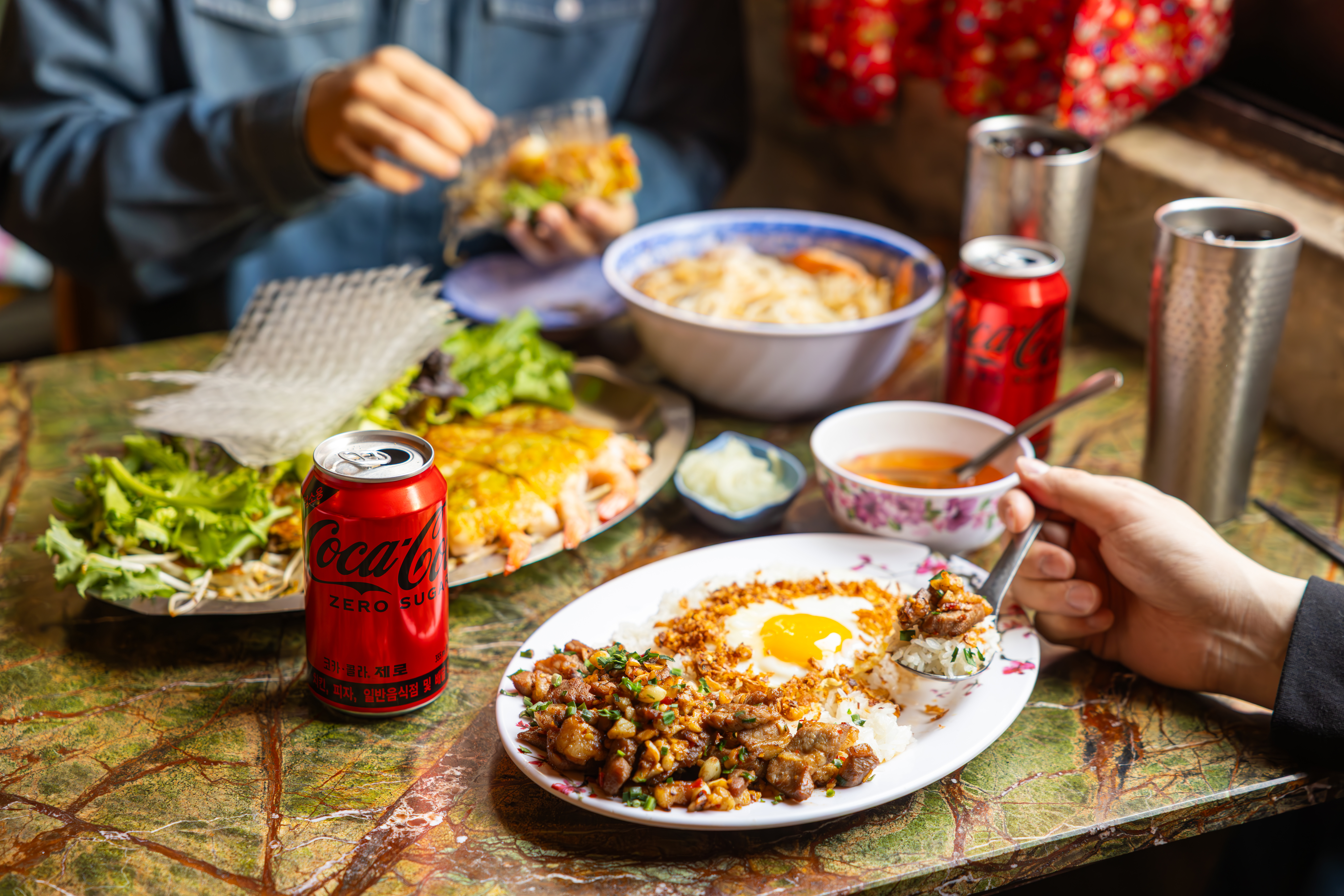 을지깐깐의 대표 메뉴들과 코카-콜라 제로를 즐기는 모습