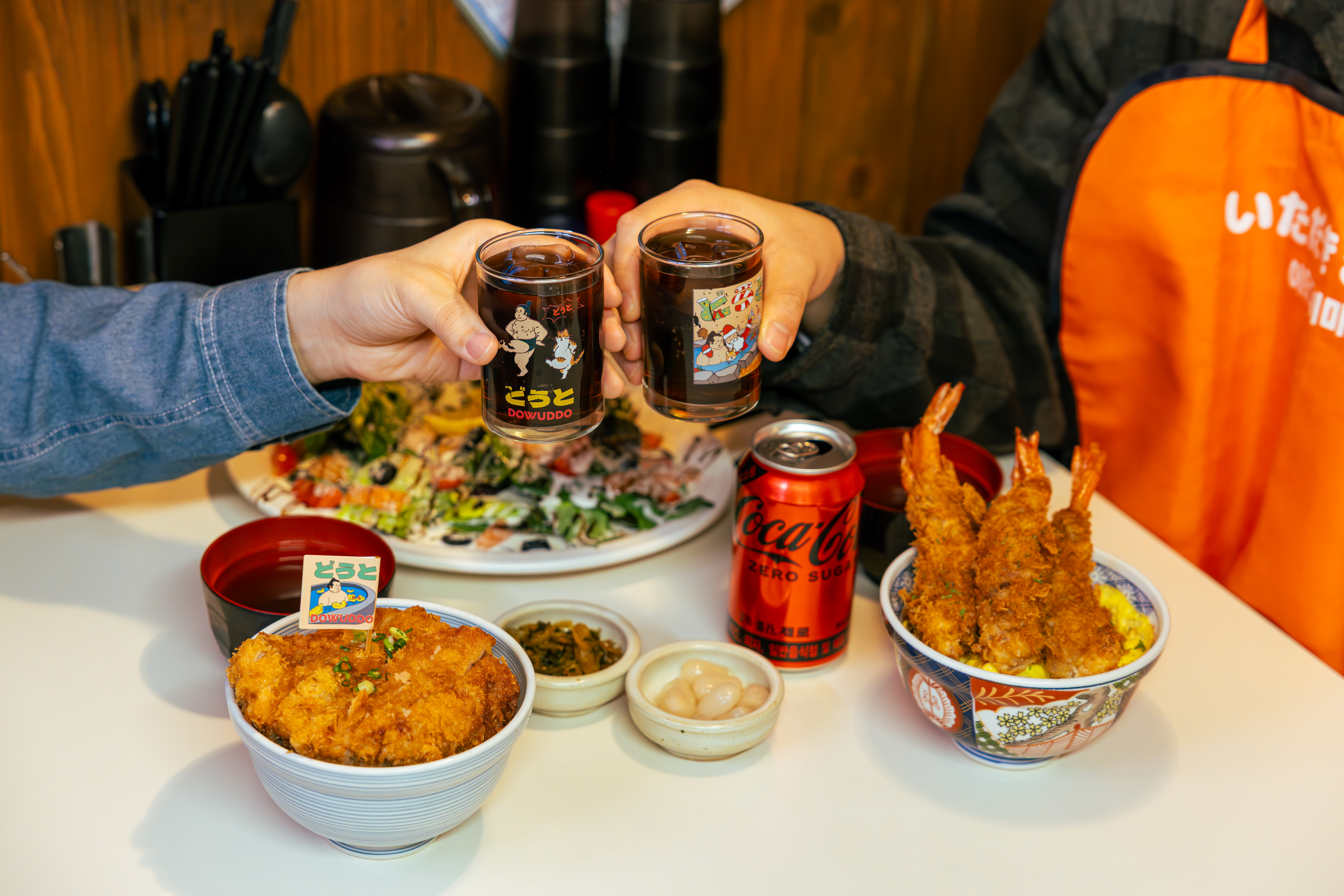 도우또의 대표메뉴와 코카-콜라 제로를 즐기는 사진