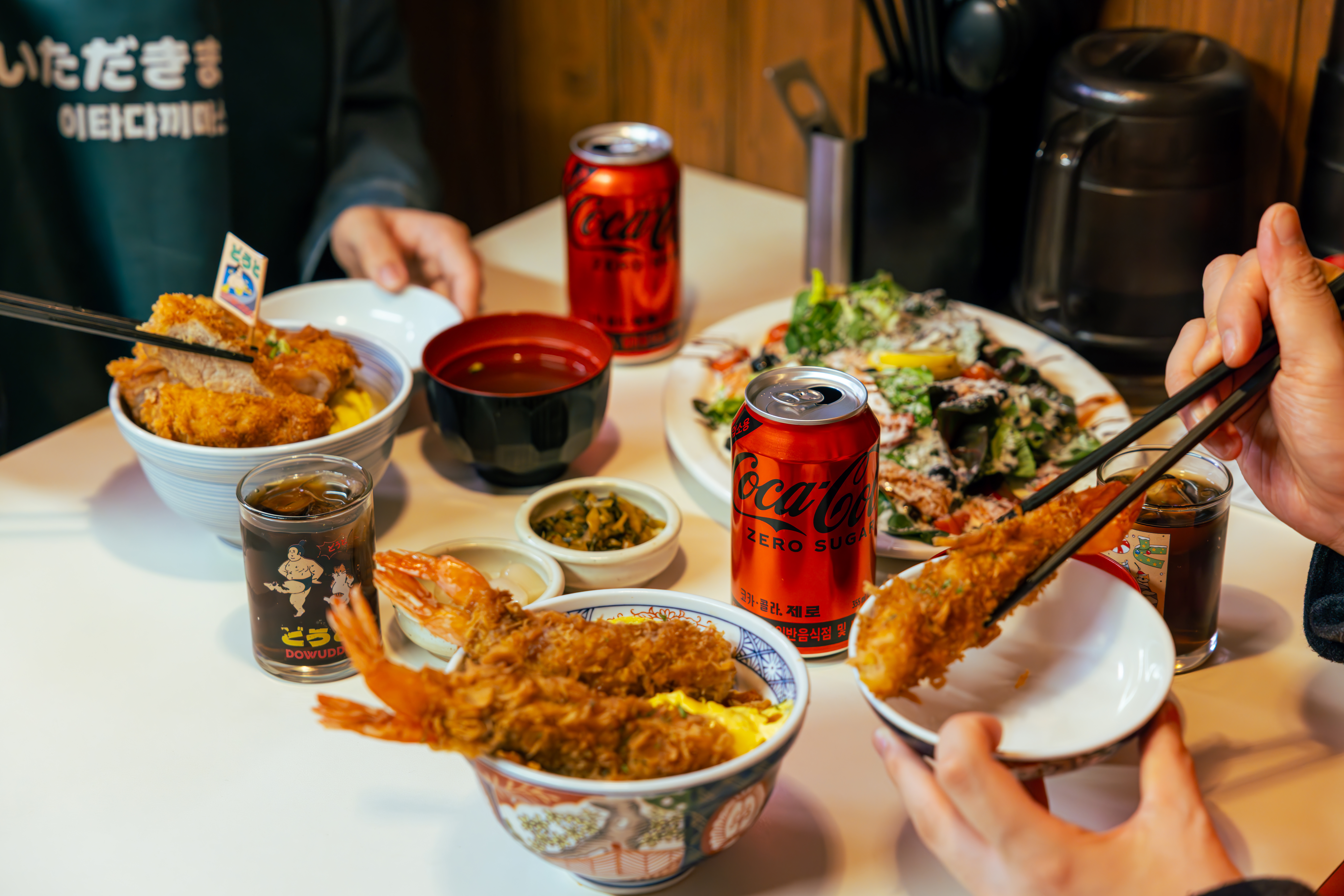 도우또의 대표메뉴와 코카-콜라 제로를 즐기는 사진