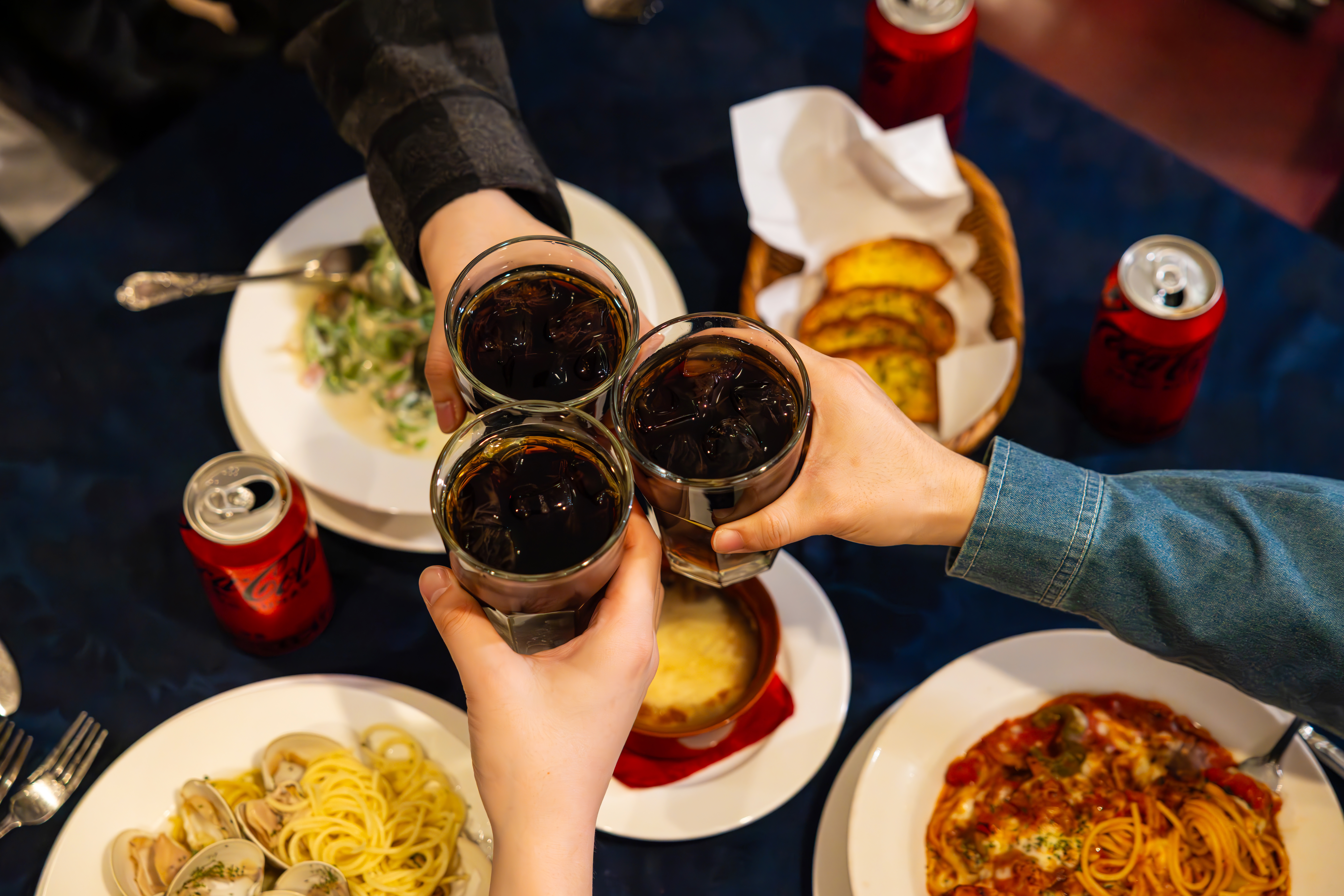 라칸티나의 대표메뉴들과 코카-콜라 제로를 즐기는 사진