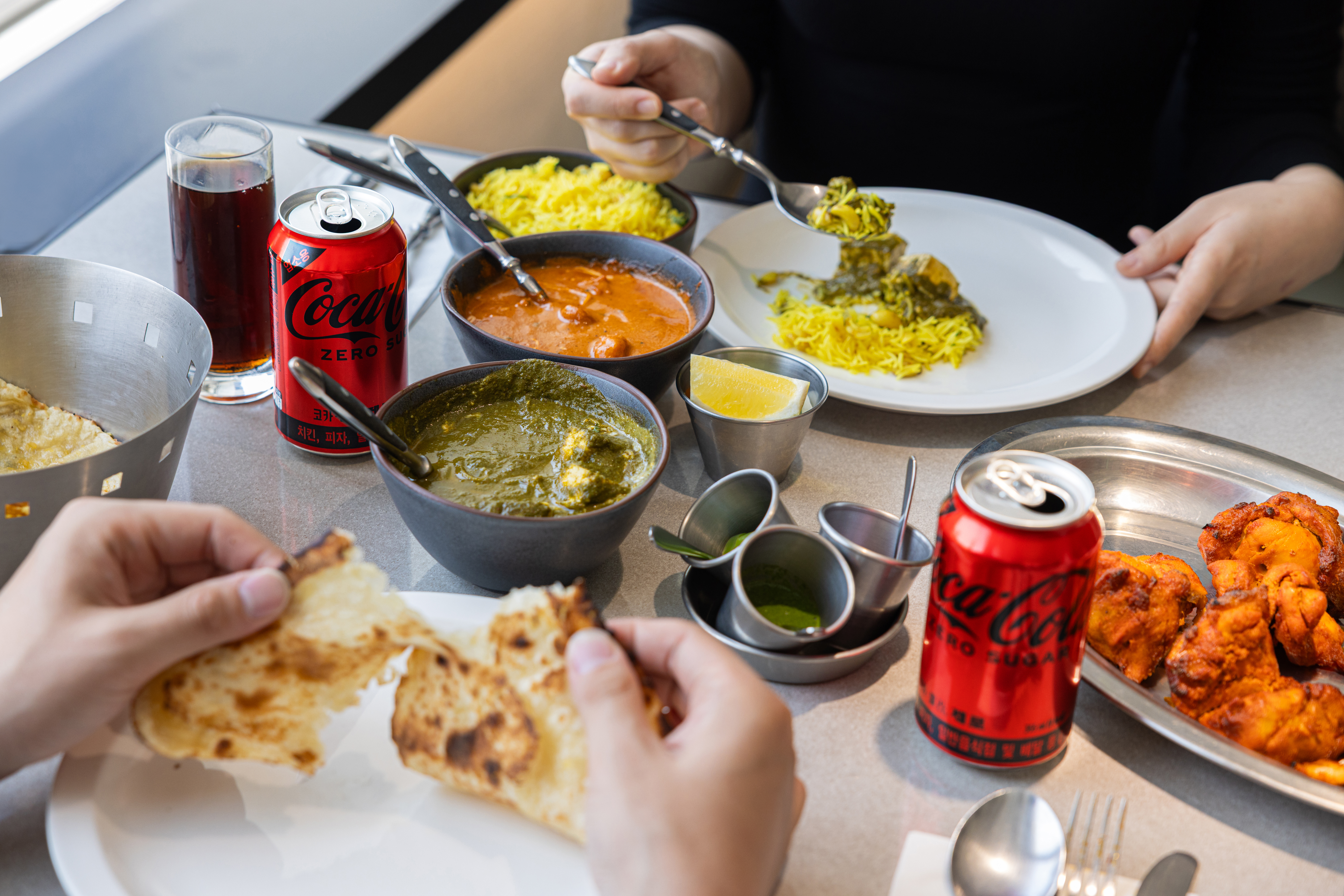 레스토랑 '타지'의 대표 메뉴들과 코카-콜라 제로를 즐기는 사진