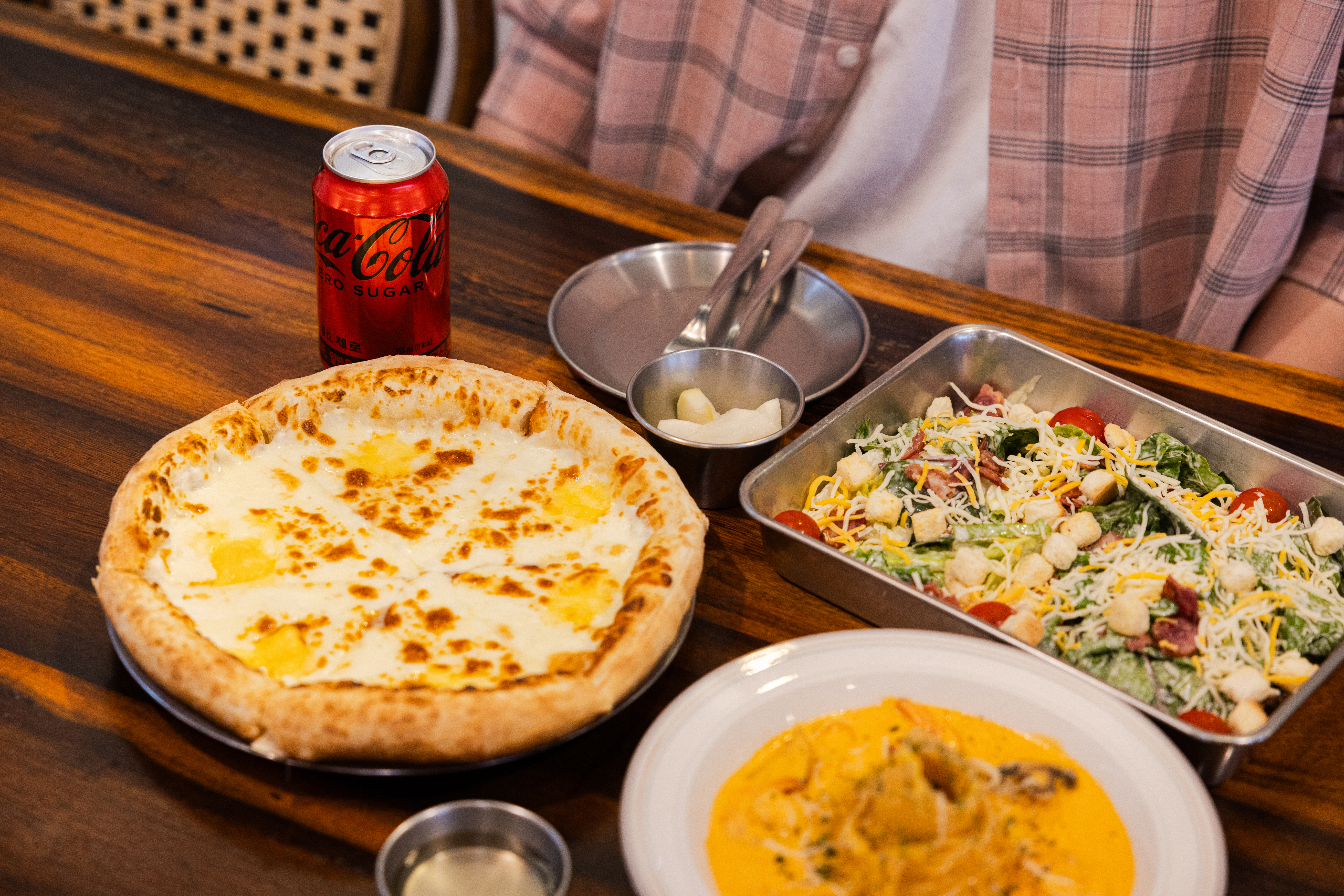 명동피자의 대표 메뉴들과 코카-콜라 제로