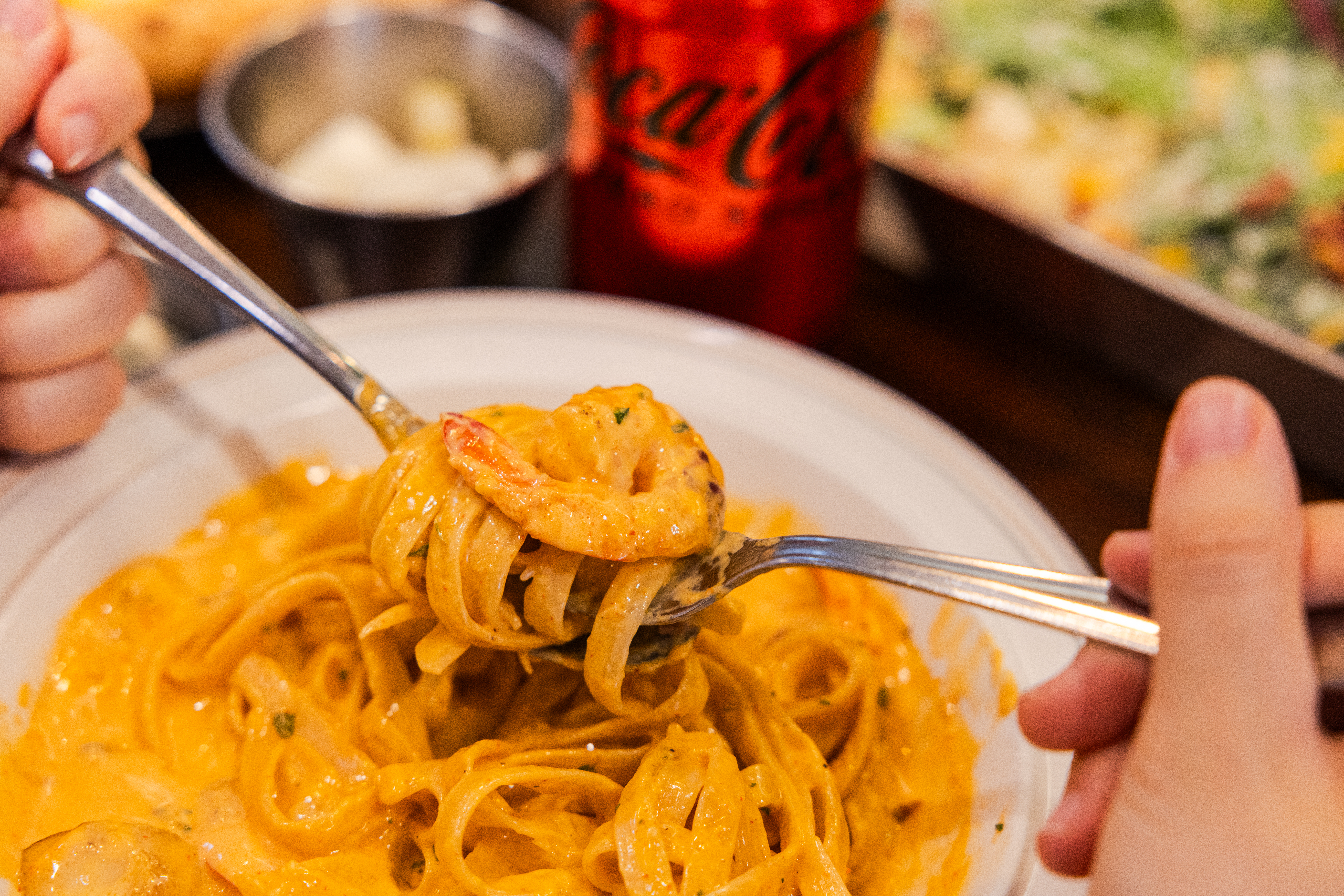 명동피자의 대표메뉴 투움바 로제 파스타와 코카-콜라 제로