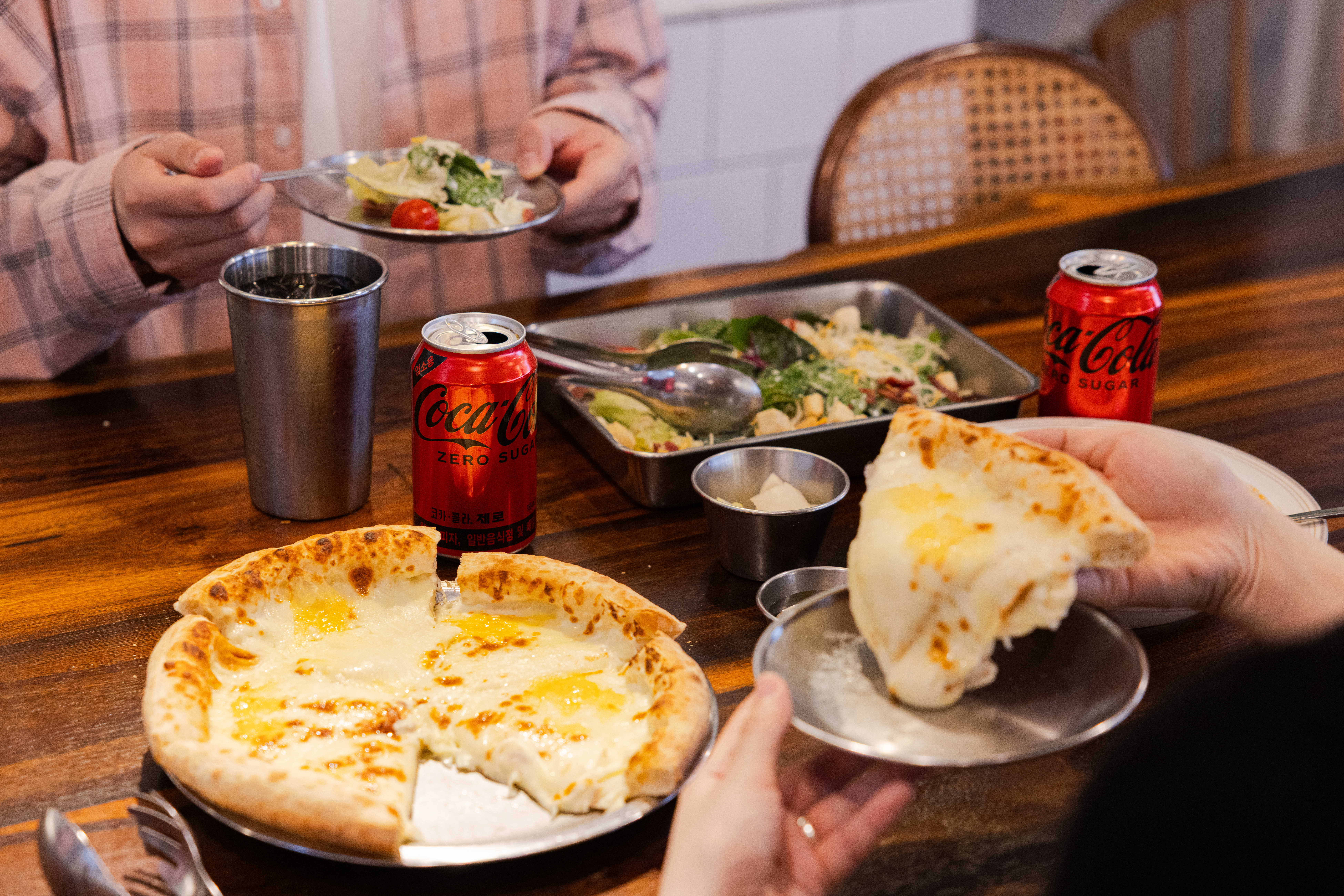 명동피자의 대표메뉴들과 코카-콜라 제로를 즐기는 사진