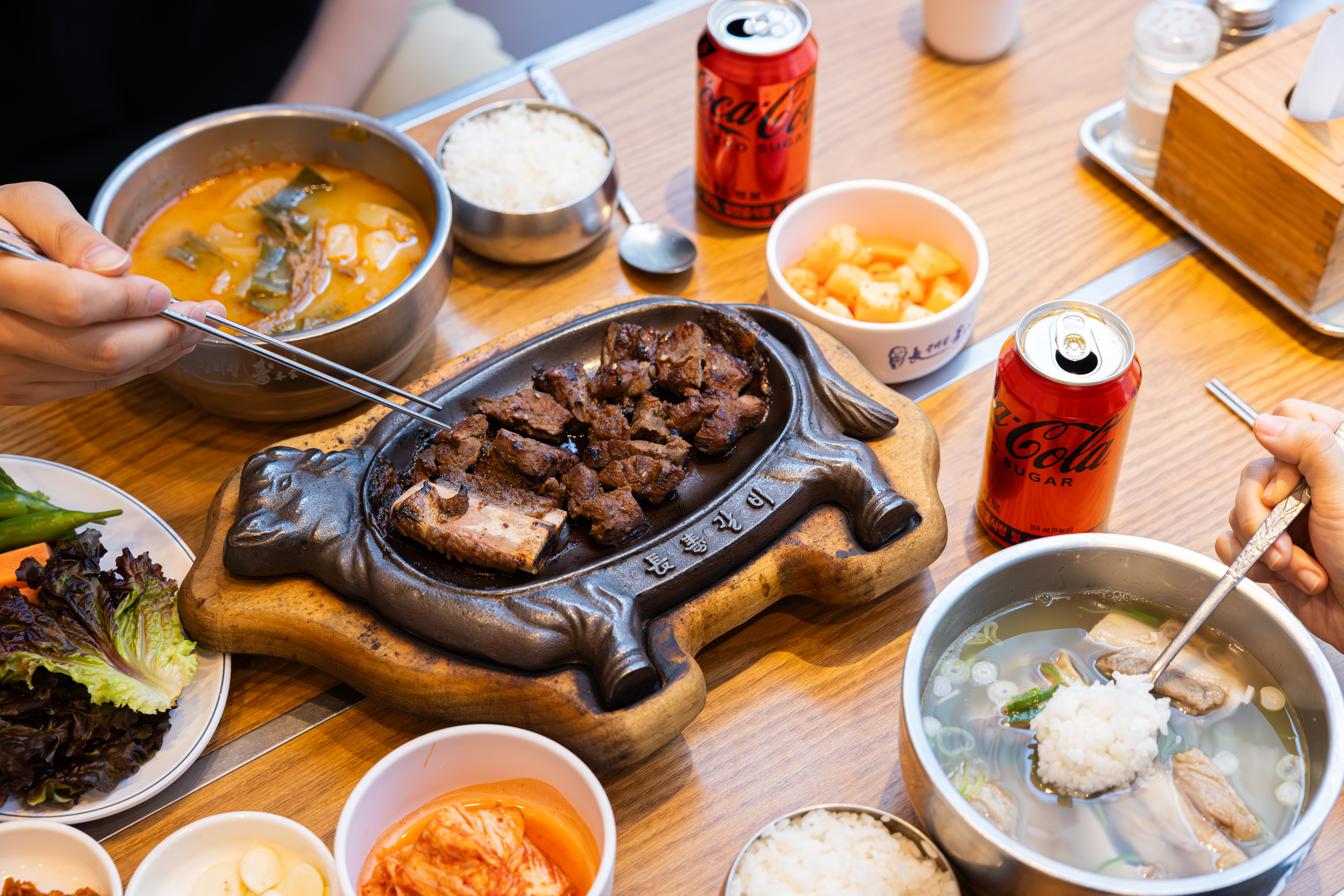 장수갈비집본가의 대표 메뉴들과 코카-콜라 제로