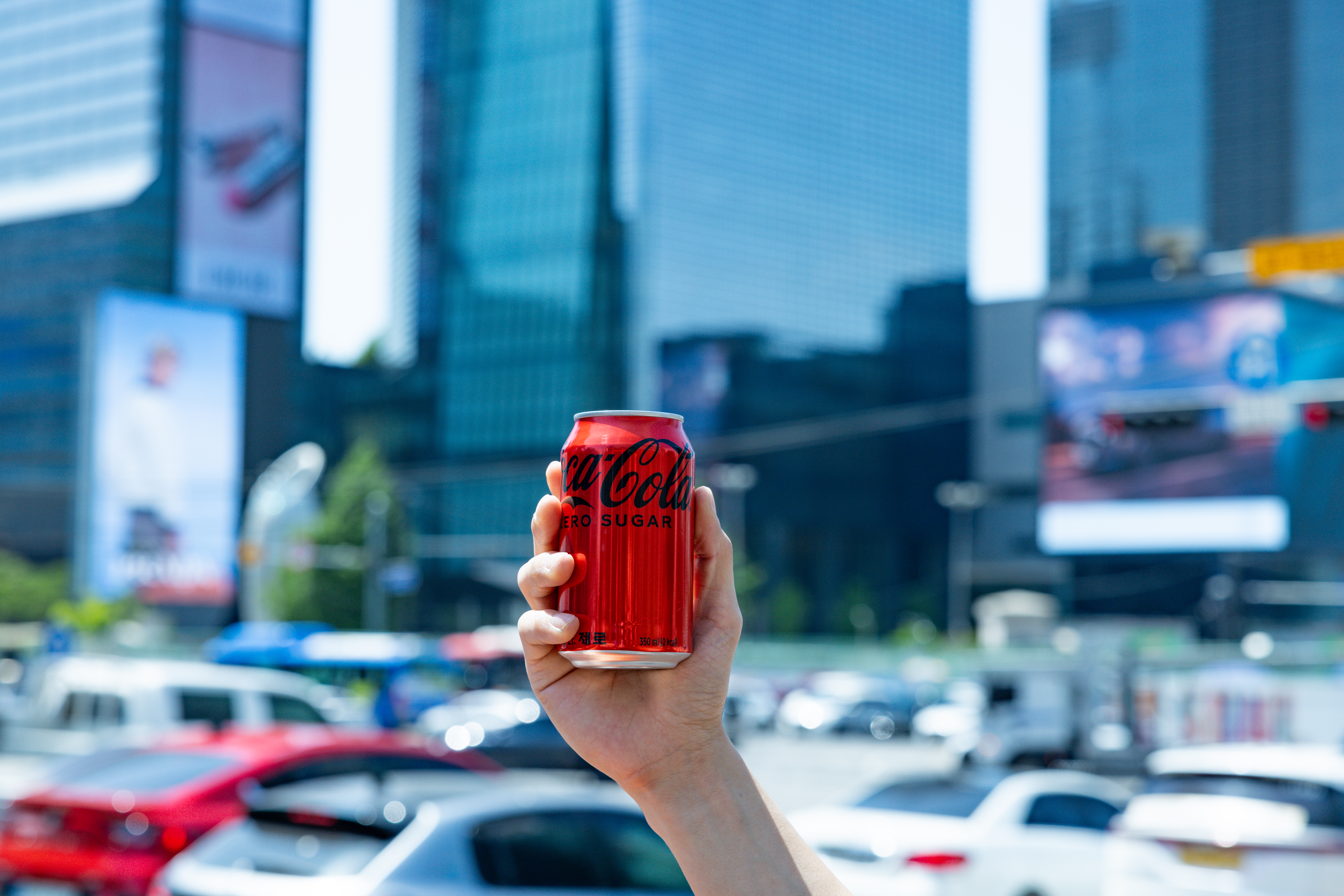 삼성역에서 코카-콜라 제로를 들고 있는 사진