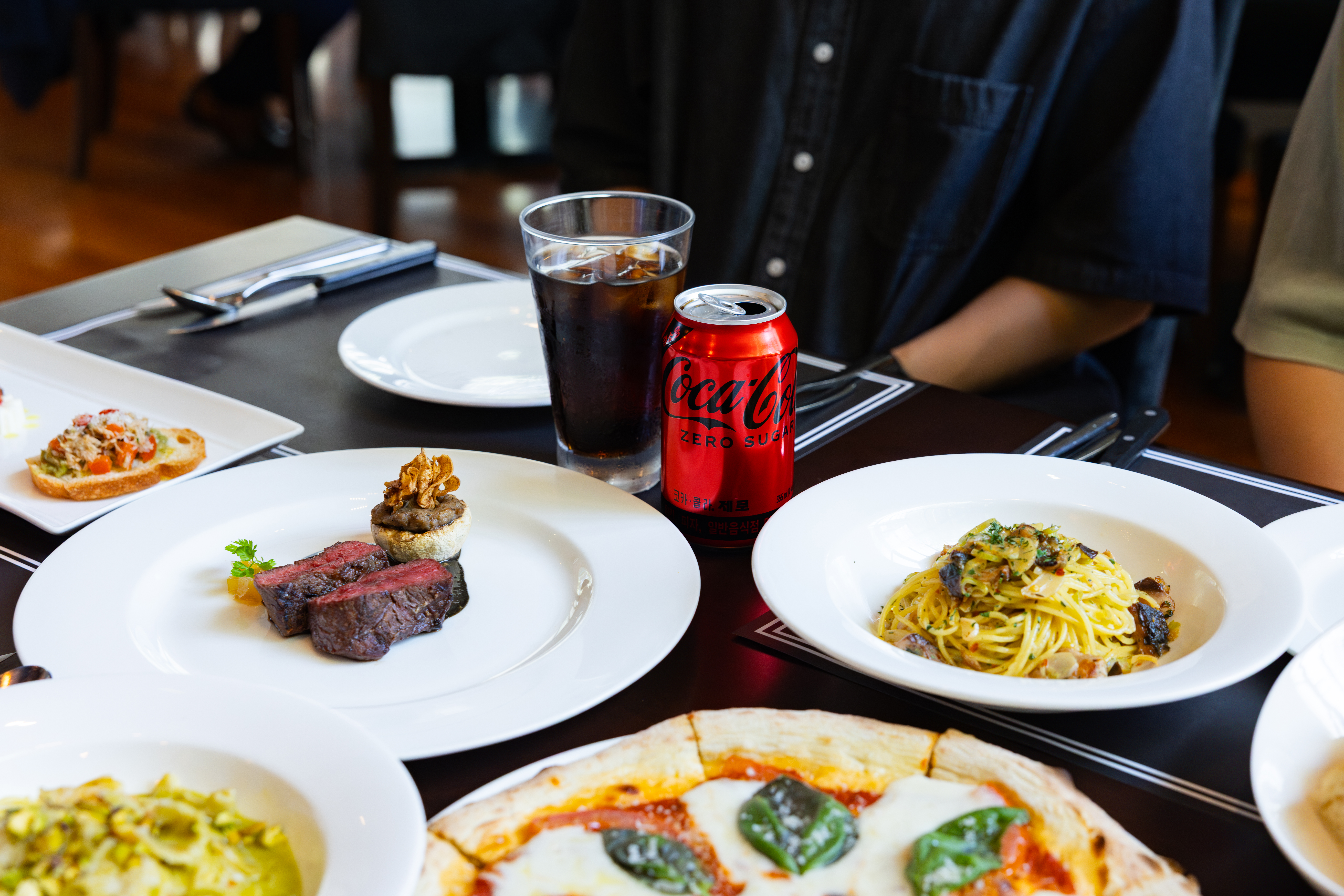 레스토랑 ‘그란구스또’의 대표 메뉴들과 코카-콜라 제로