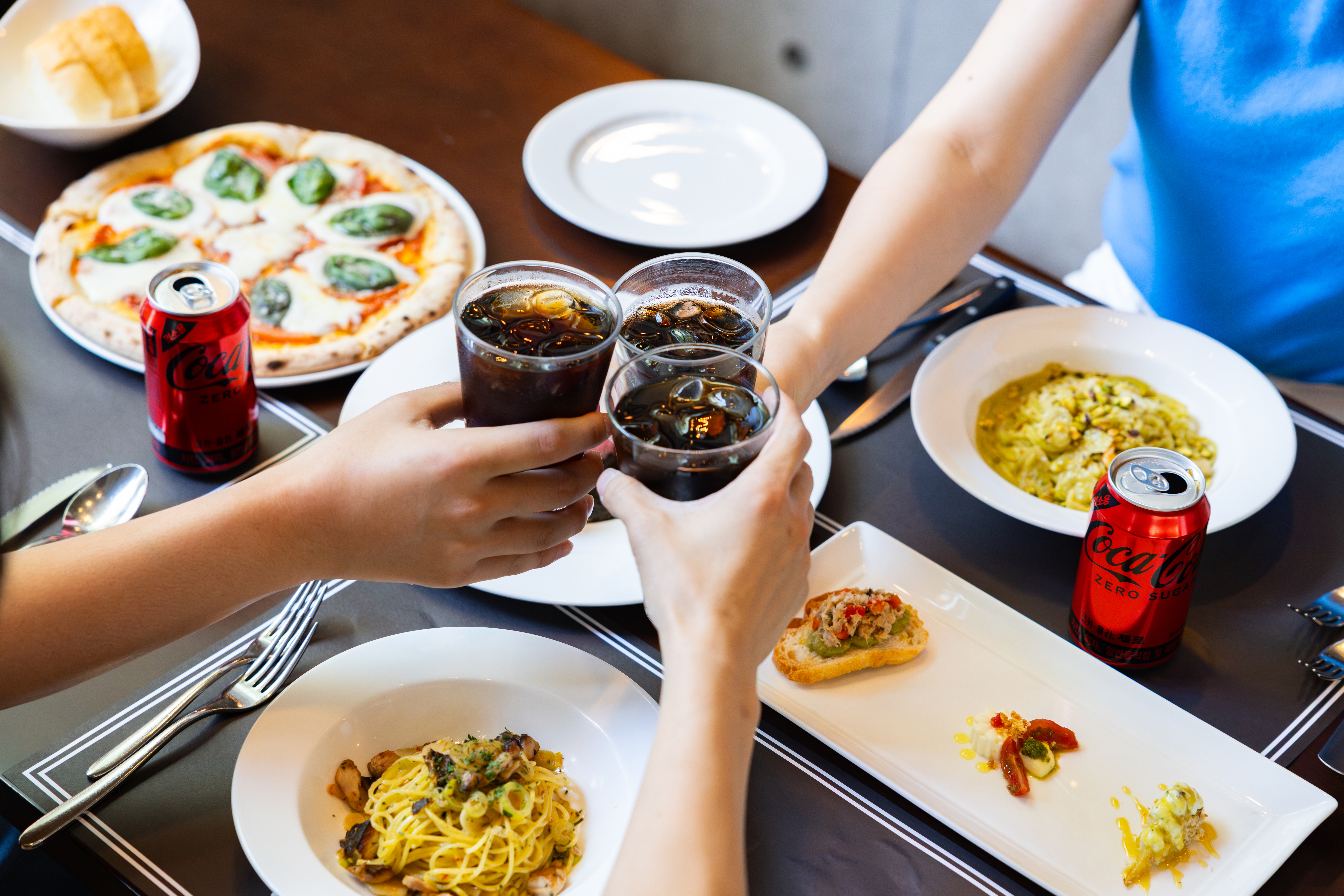 레스토랑 ‘그란구스또’의 대표 메뉴들과 코카-콜라 제로를 즐기는 사진