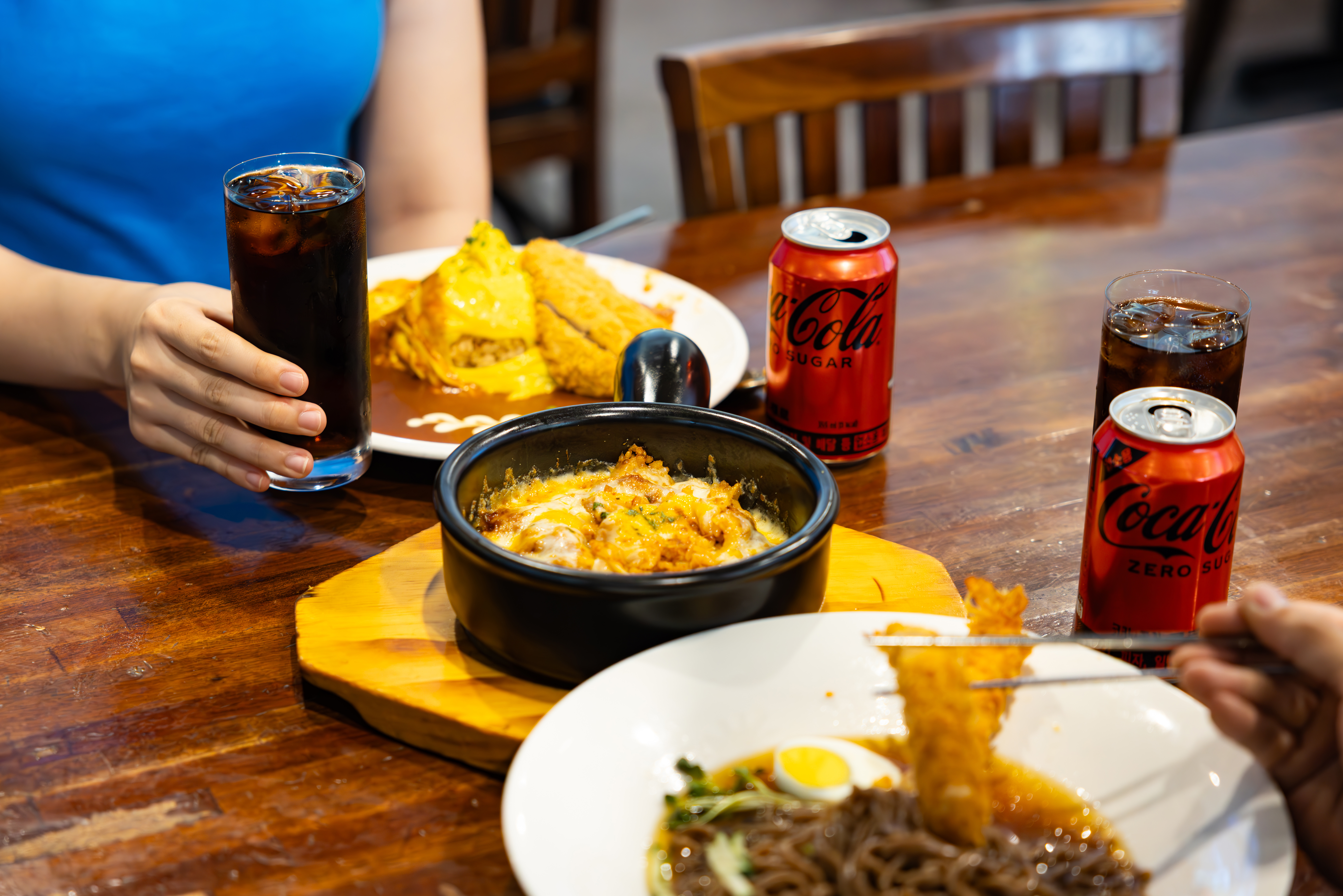 ‘후레쉬빌’의 대표 메뉴들과 코카-콜라 제로를 즐기는 사진