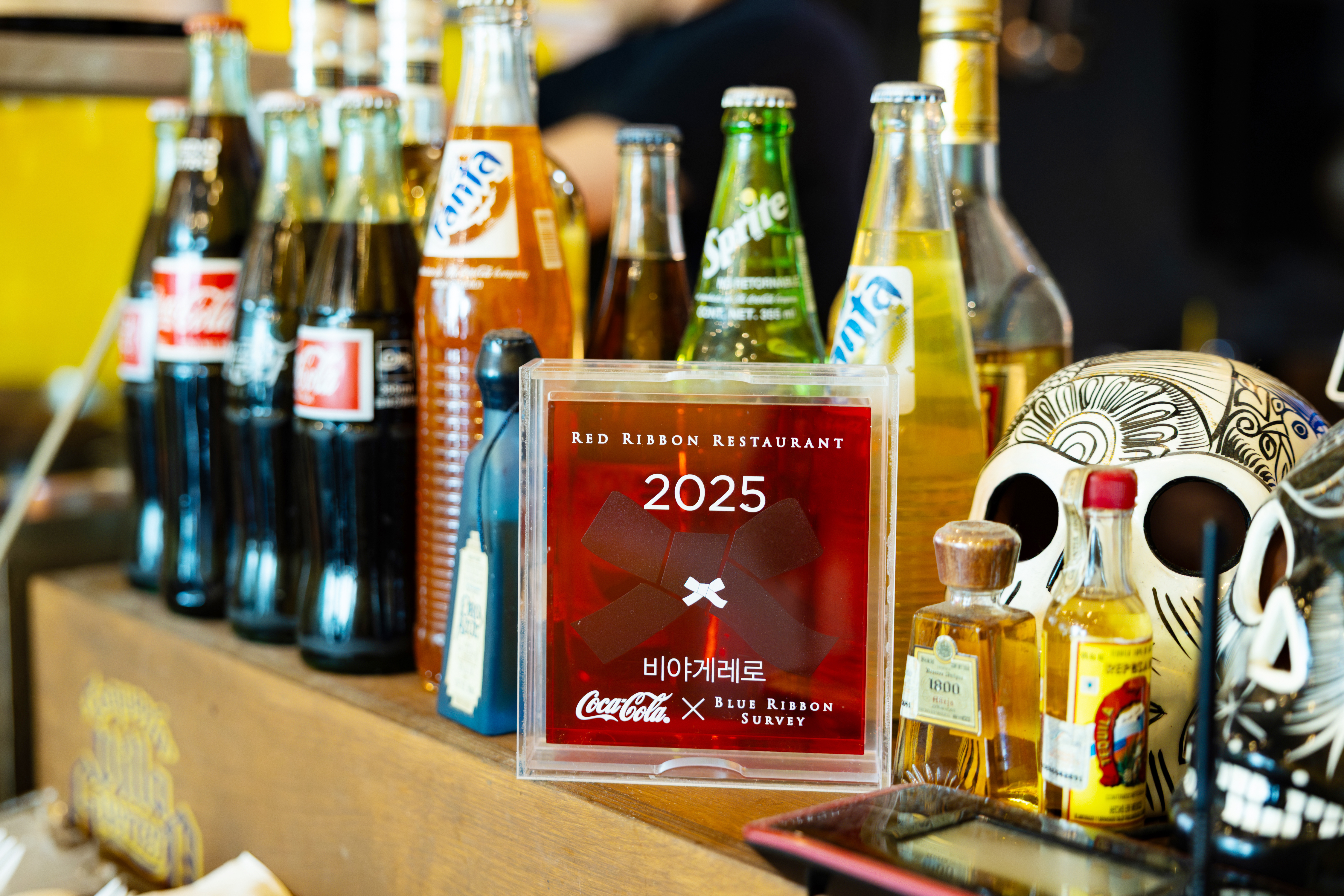 다양한 코카-콜라 음료의 병, ‘비야게레로’의 코카-콜라 레드리본 명패