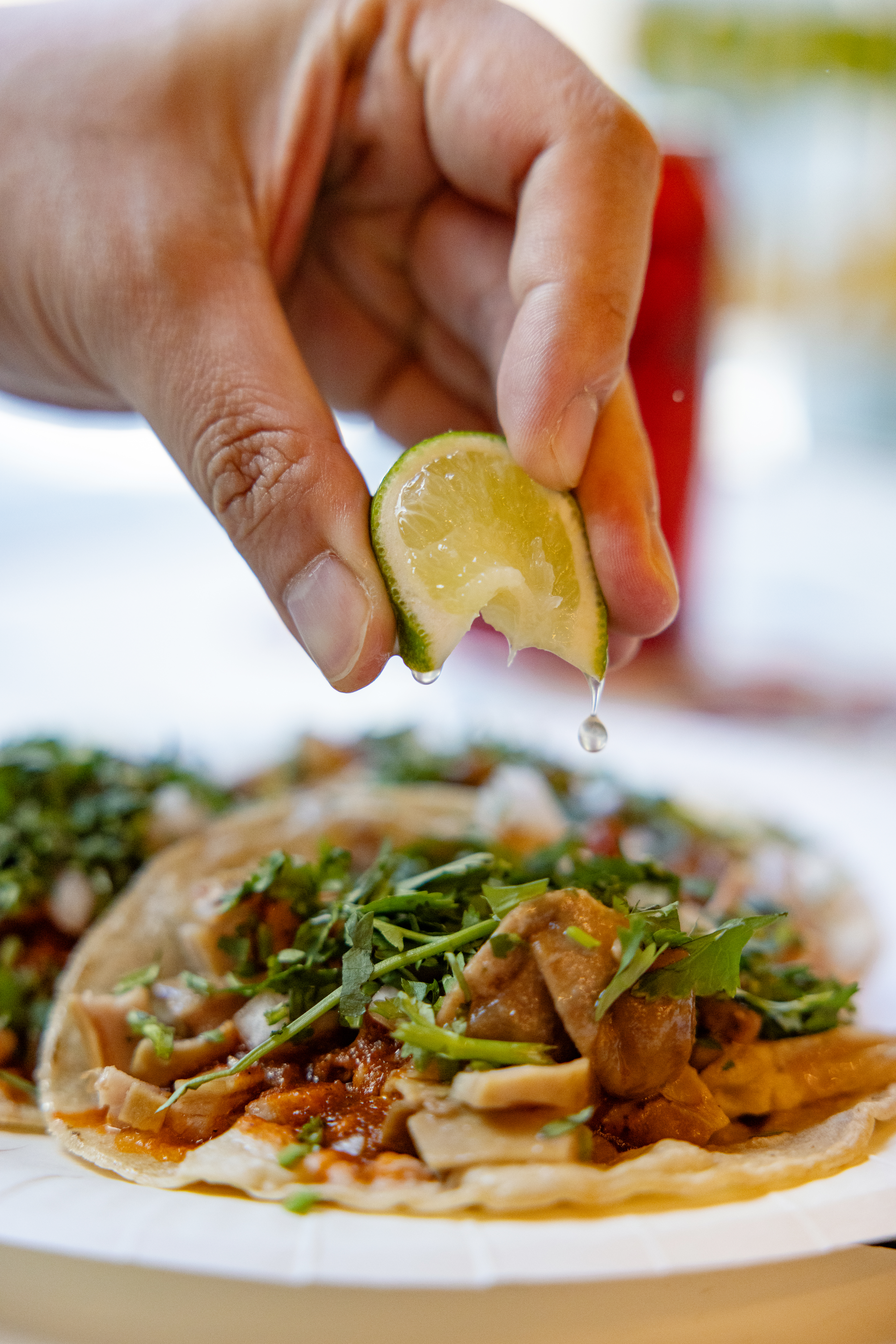‘비야게레로’의 대표 메뉴 까르니따 따꼬 위에 라임을 뿌리는 사진