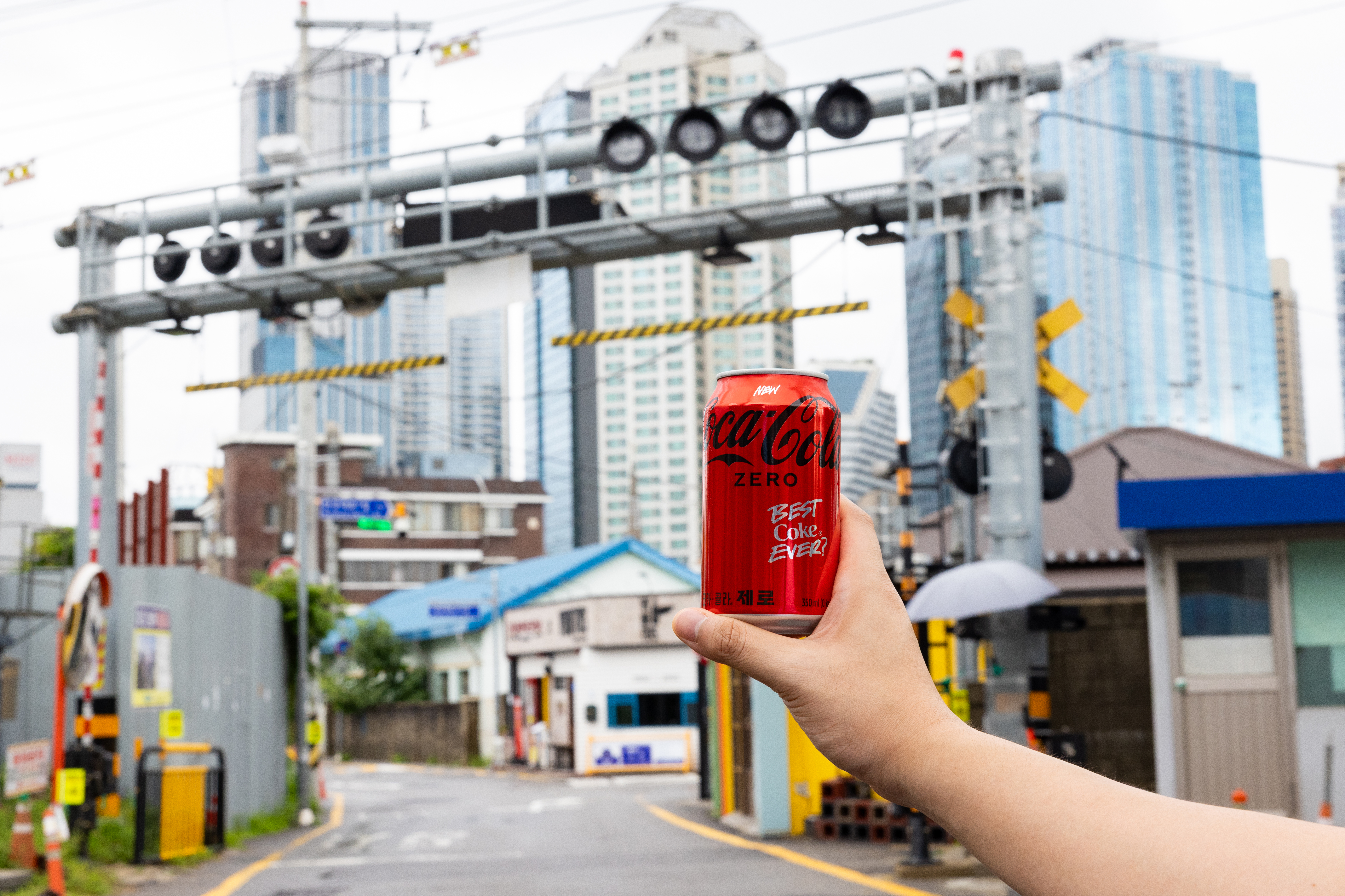 신용산 기찻길에서 코카-콜라 제로를 들고 있는 사진