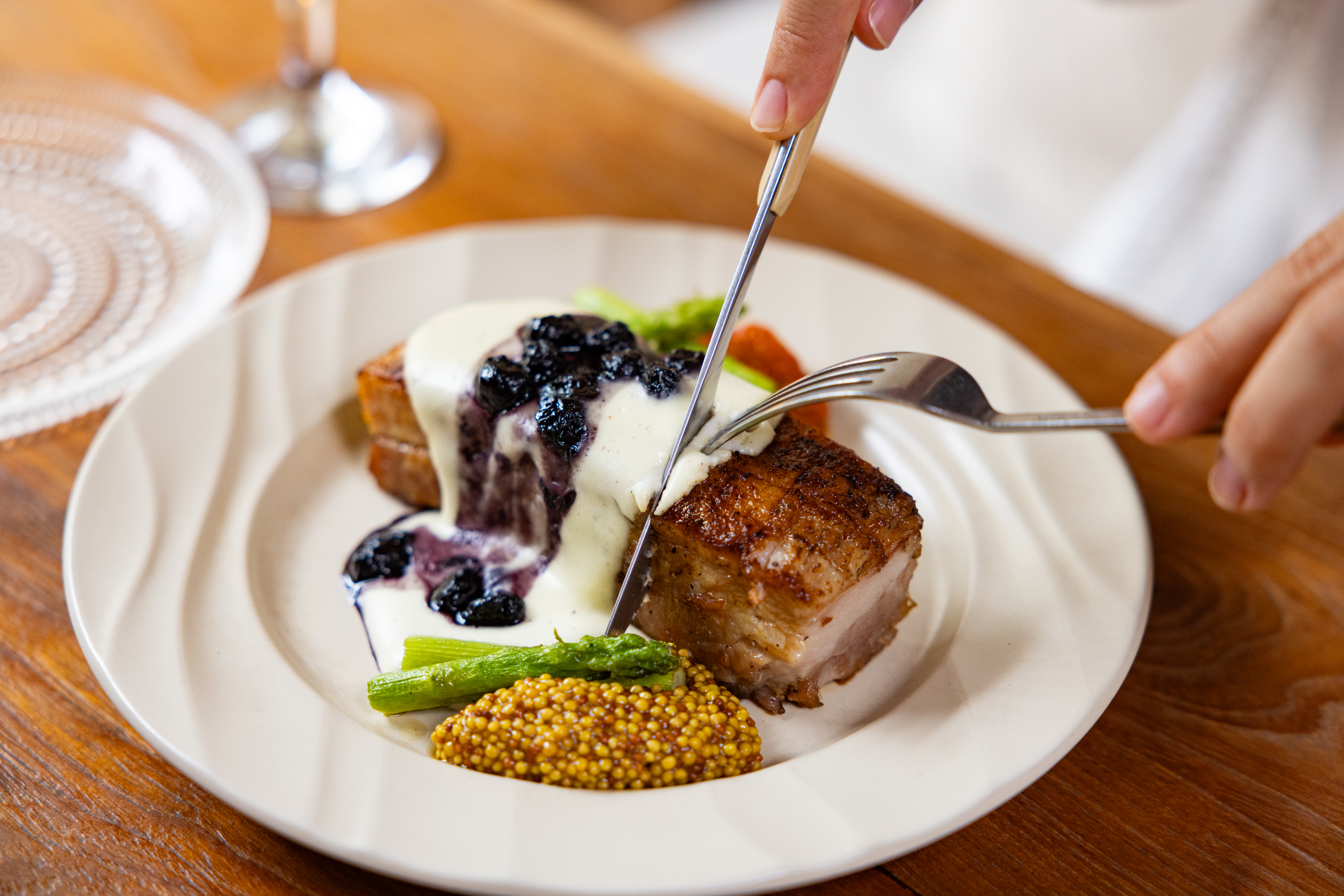 메종 루블랑의 대표 메뉴, 수비드 삼겹살을 썰고 있는 사진