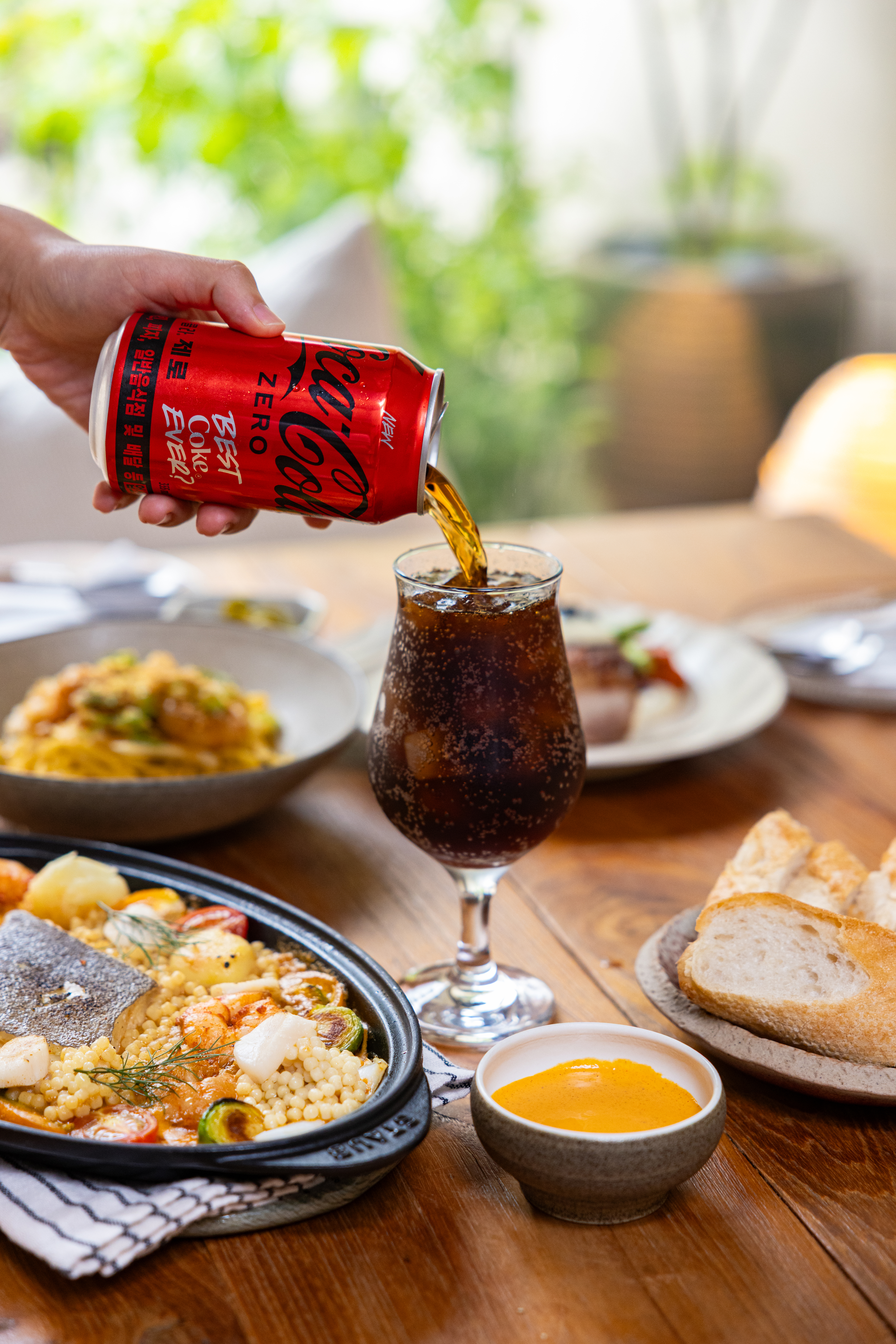 메종 루블랑의 대표 메뉴들과 코카-콜라 제로를 컵에 따르는 사진