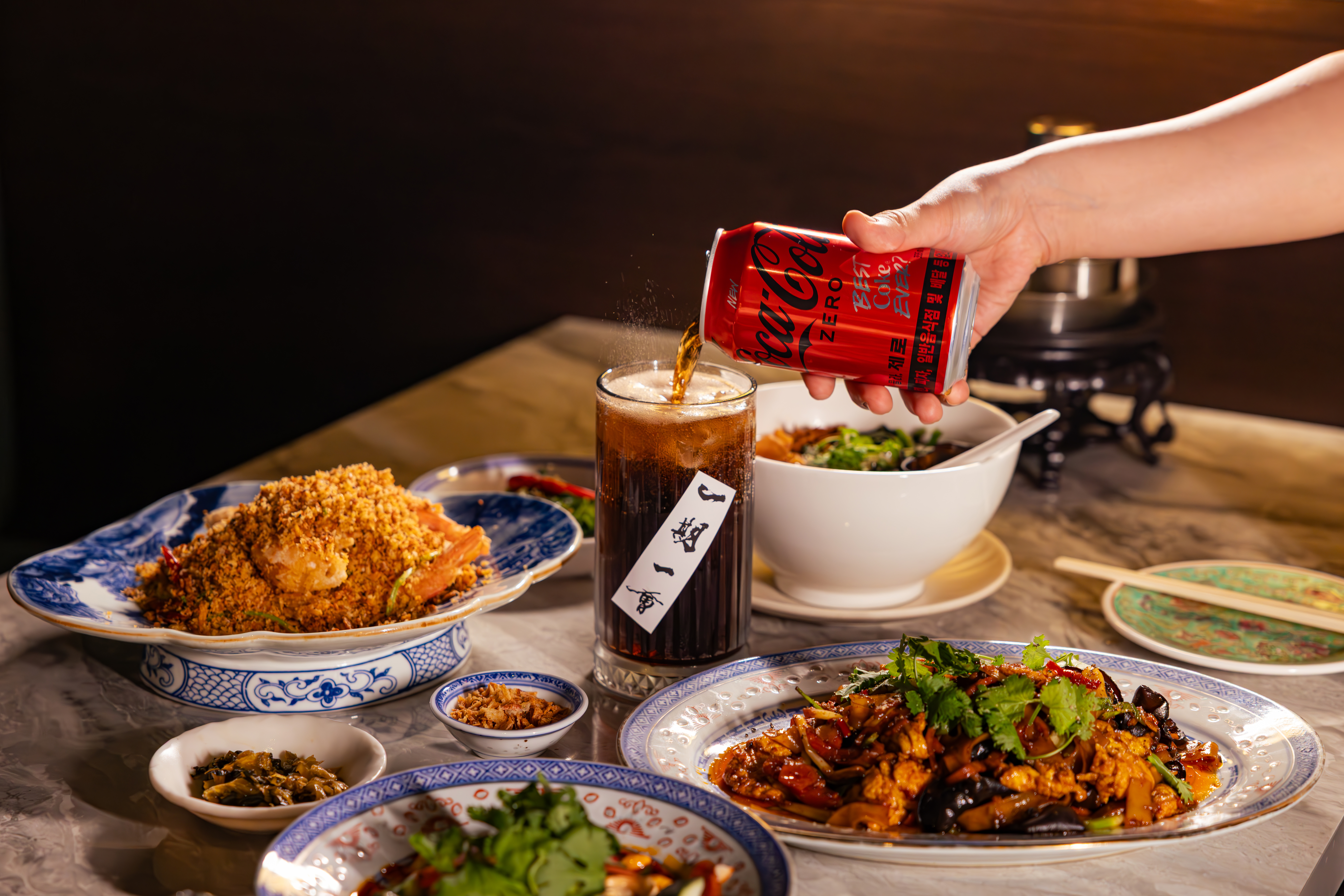 웨이 티하우스 앤 레스토랑의 대표 메뉴와 코카-콜라 제로를 컵에 따르는 이미지