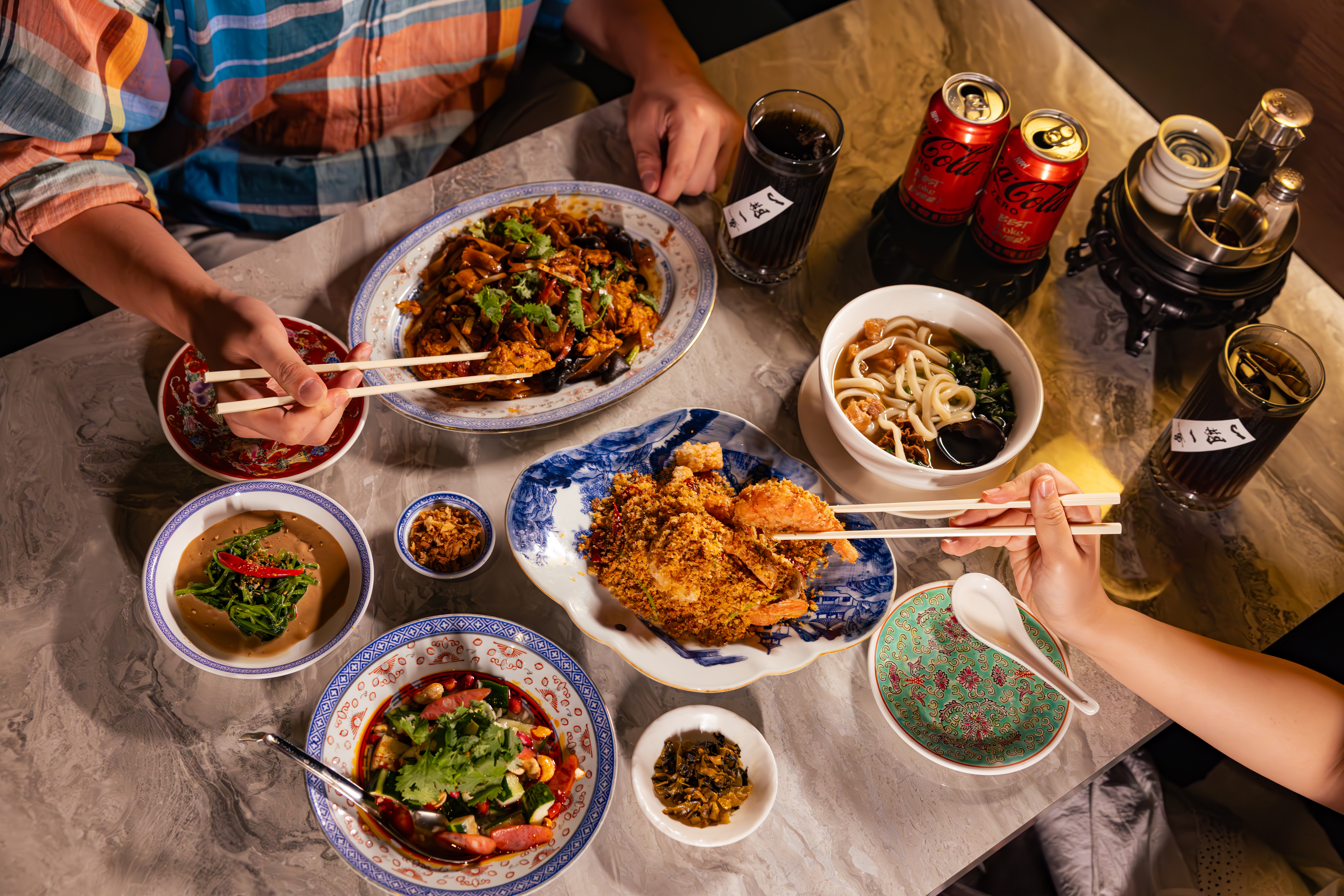 웨이 티하우스 앤 레스토랑의 대표 메뉴와 코카-콜라 제로