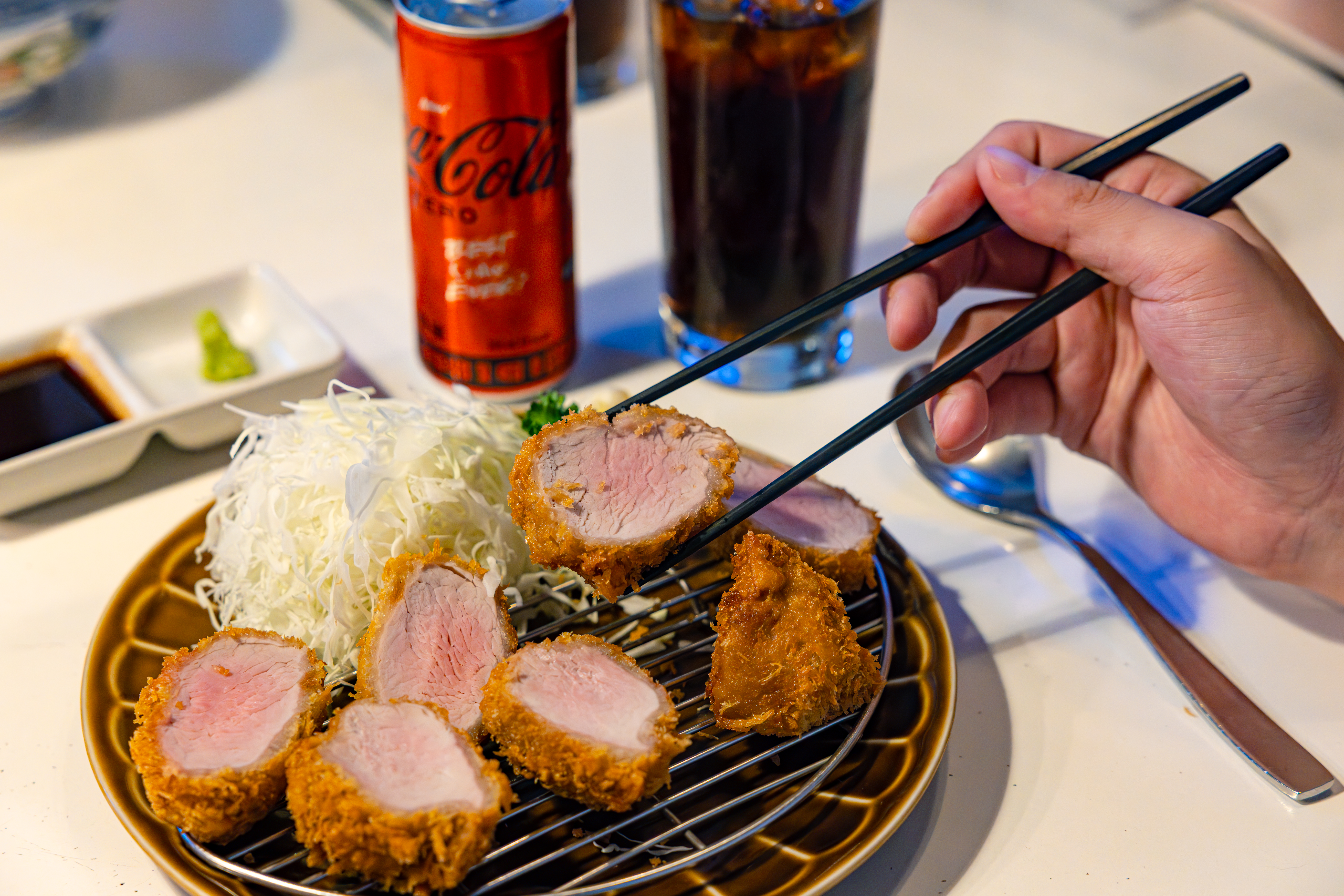 ‘호호식당’의 대표 메뉴, 히레카츠와 새로워진 코카-콜라 제로를 즐기고 있다.